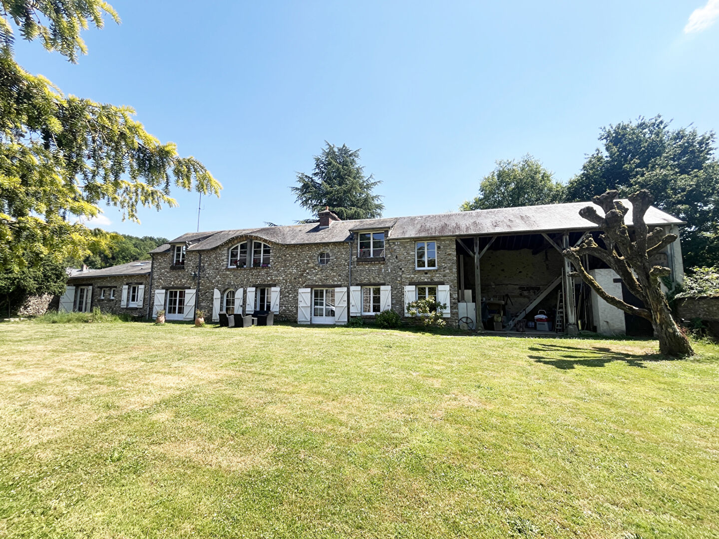 Dourdan (91) 549 000 € Maison 8 pièces , 3 chambres 218.18 m² Avec jardin Voir le bien