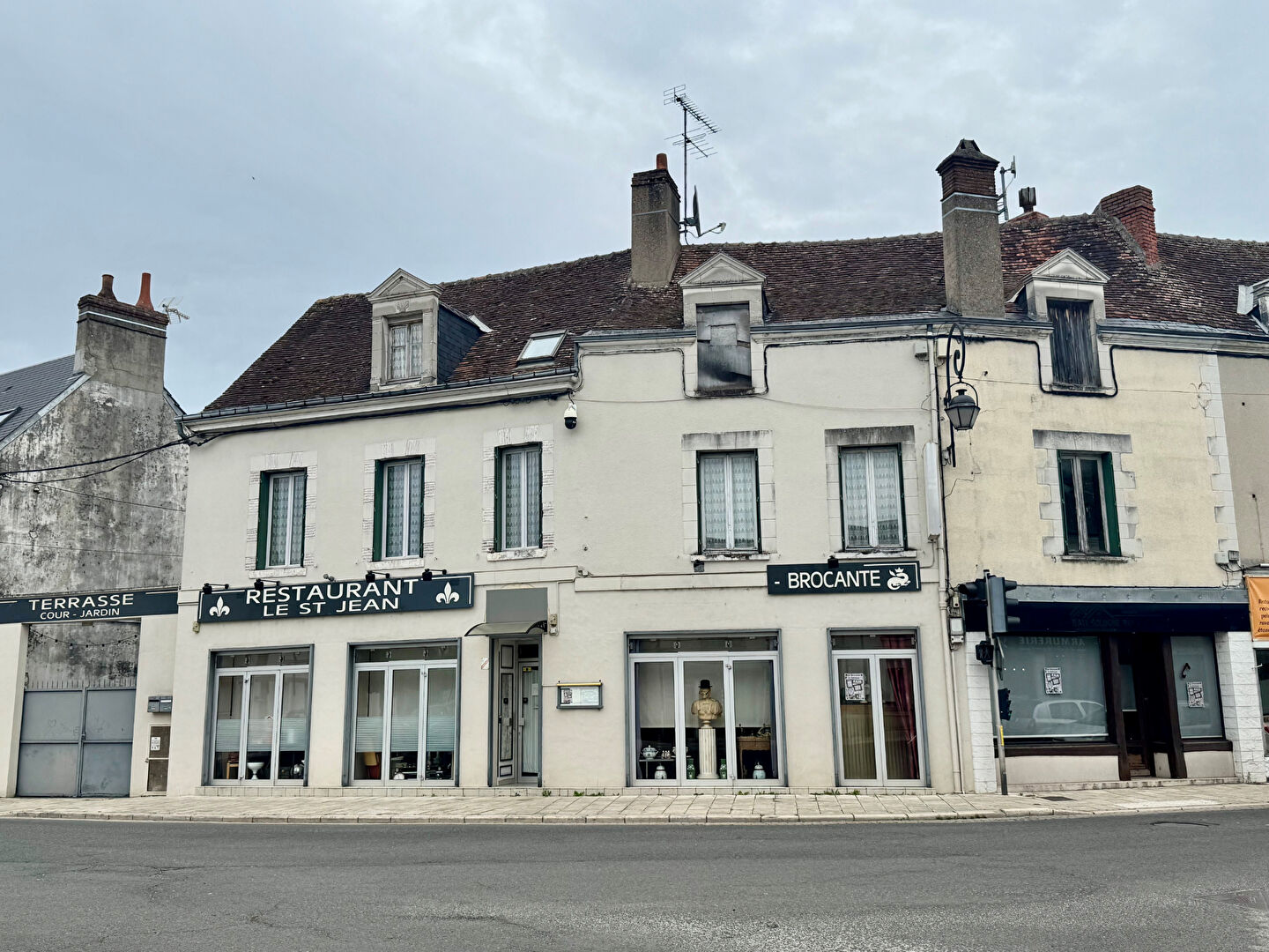 Local commercial ROMORANTIN LANTHENAY (41200) 26 pi&egrave;ces 600.00 m&sup2;