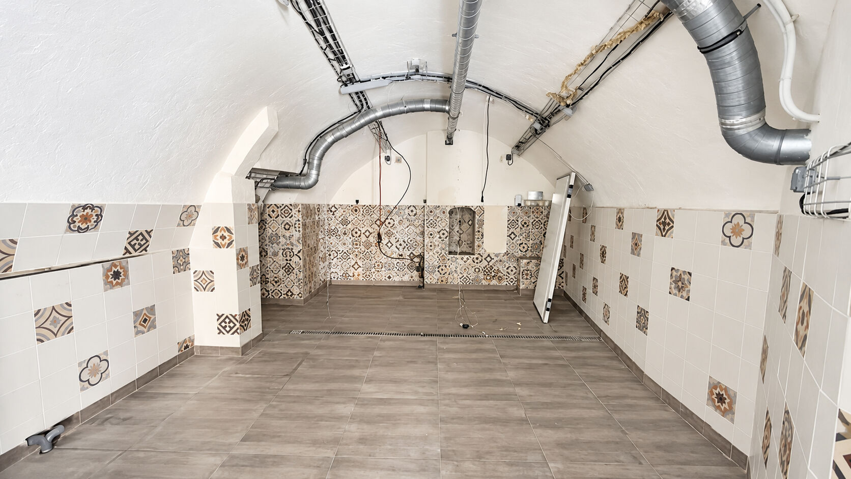 Local commercial LEVENS (06670) 1 pi&egrave;ce 50.00 m&sup2;