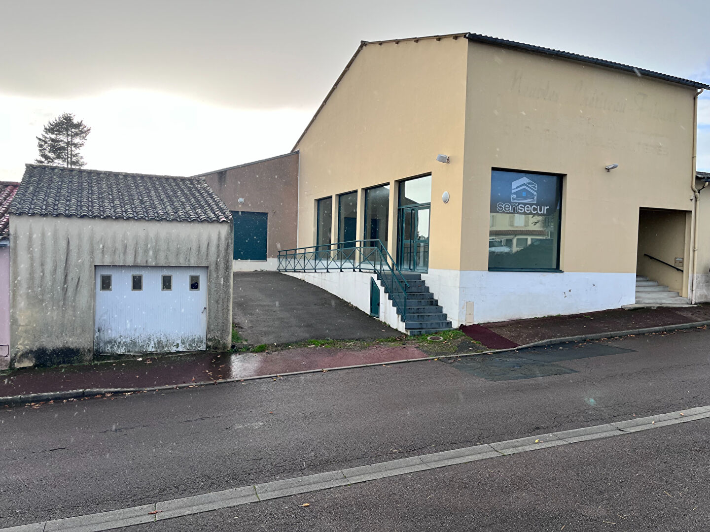 Local commercial AVRILLE (85440) 3 pièces 300.00 m²