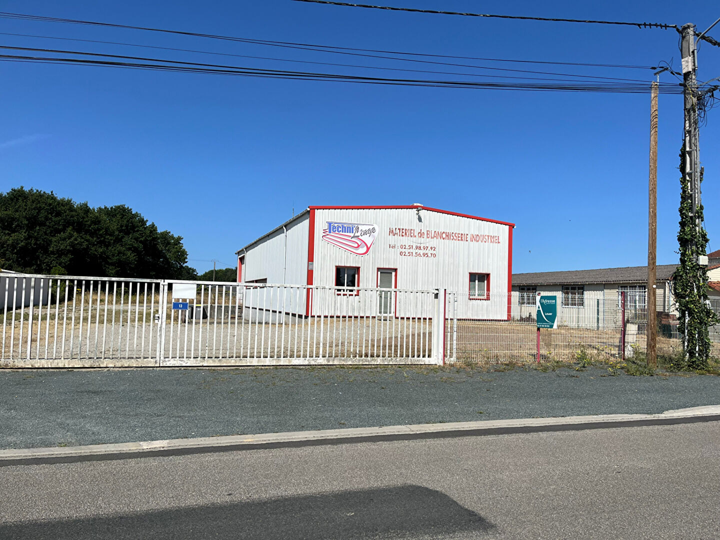 Local commercial MOUTIERS LES MAUXFAITS (85540) 5 pièces 250.00 m²