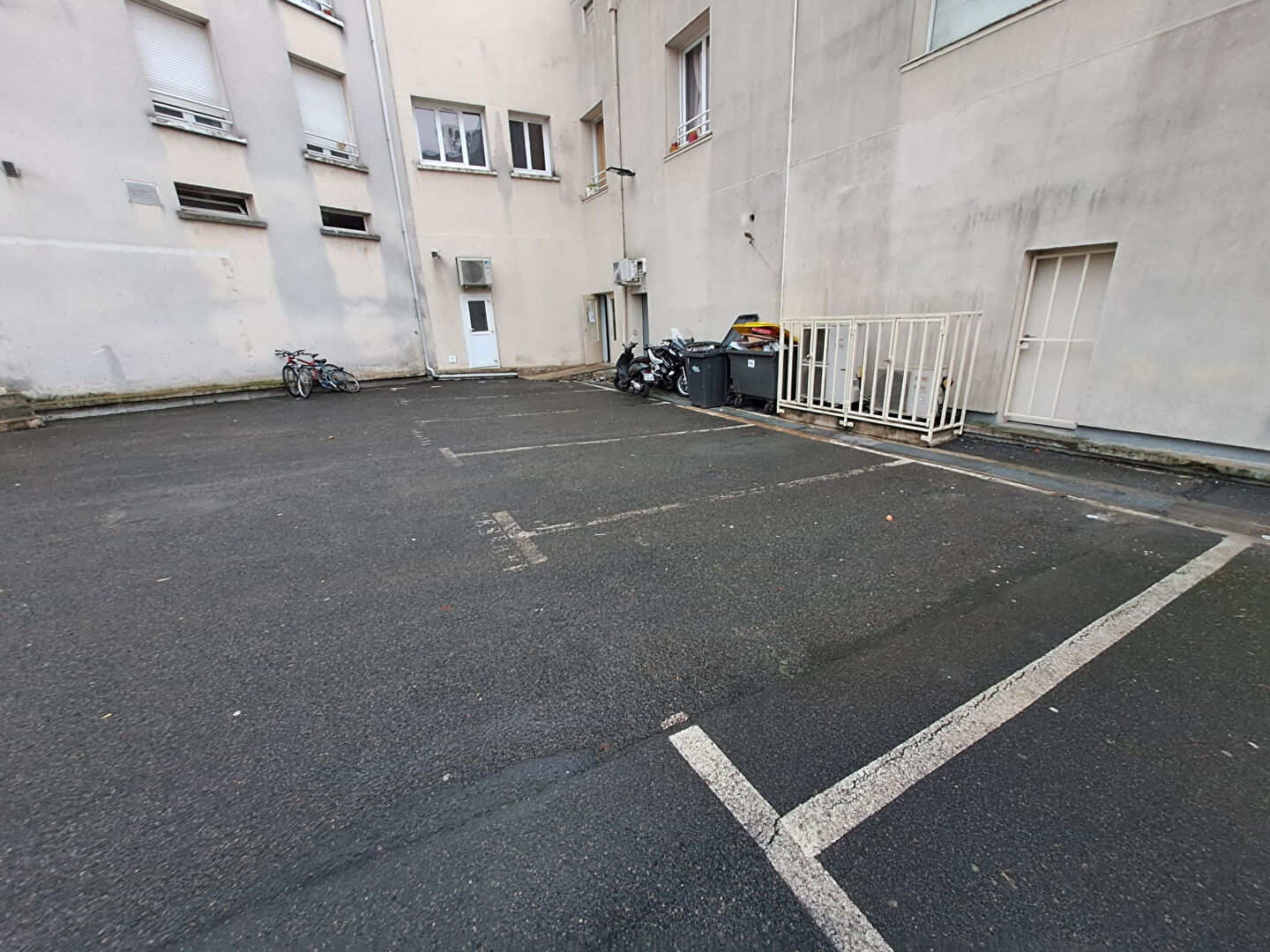 Parking / box ARPAJON (91290) 12 pièces