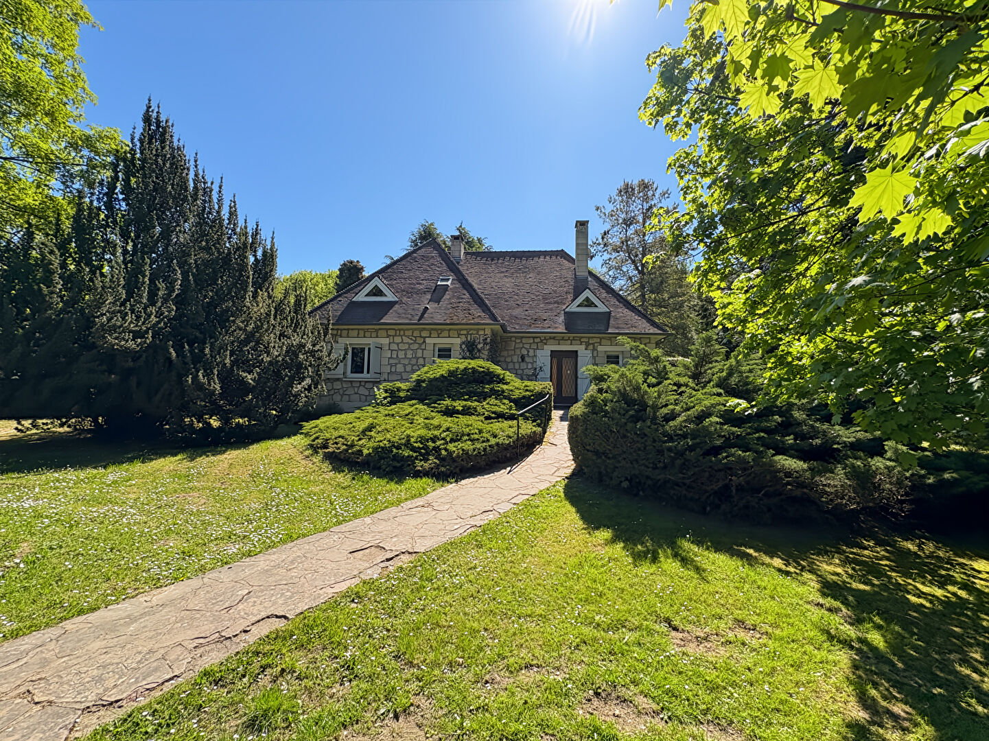 à 11 km de Breuillet Exclusif 499 280 € Maison 8 pièces , 5 chambres 241.65 m² Avec jardin, terrasse, garage/box Voir le bien