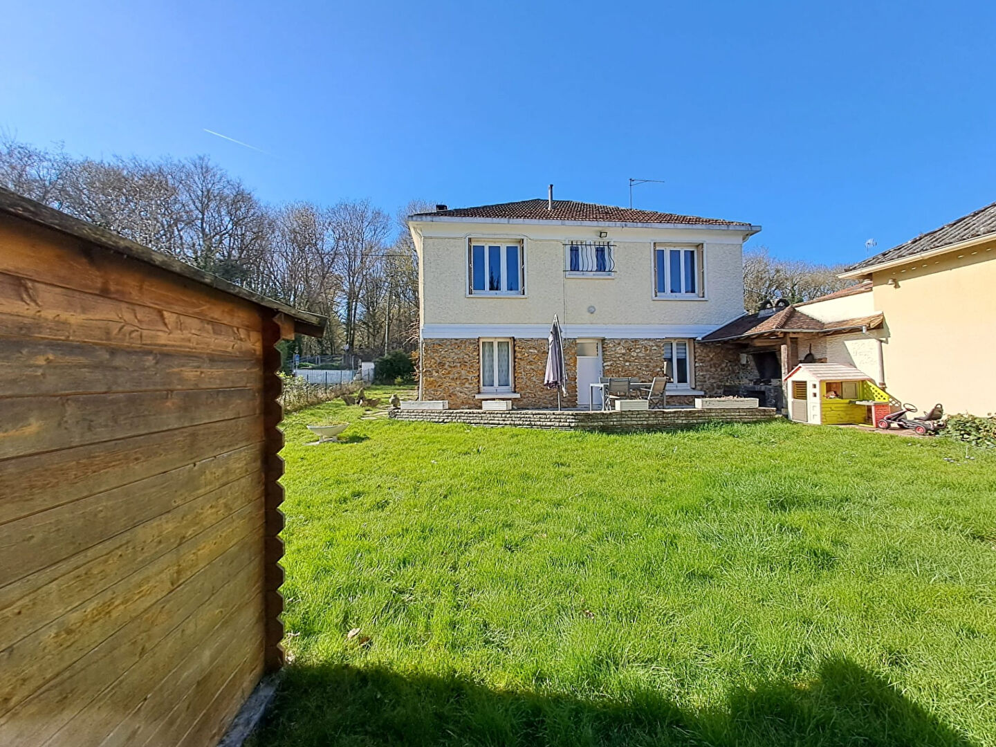 à 9 km de Fleury-Mérogis Exclusif 279 960 € Maison 5 pièces , 3 chambres 112.60 m² Avec jardin, terrasse, garage/box Voir le bien