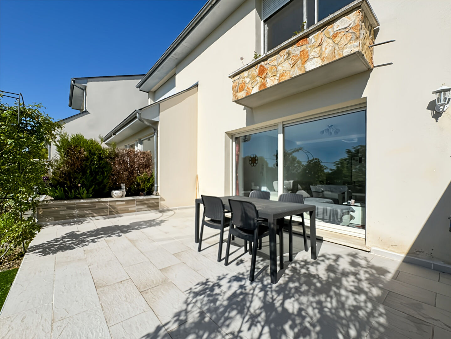 Étampes (91) Exclusif 190 000 € Appartement 3 pièces , 2 chambres 63.08 m² Avec jardin Voir le bien