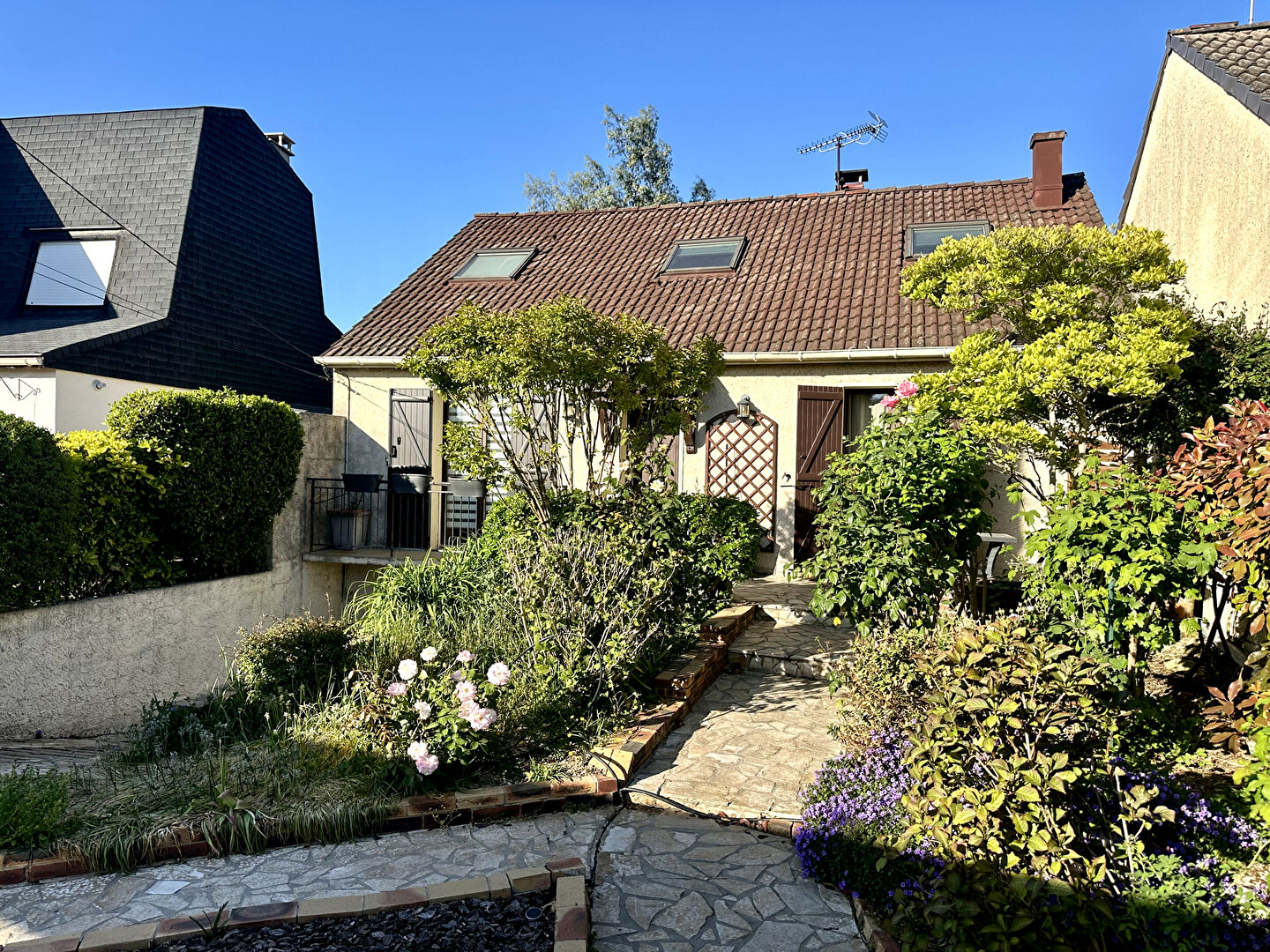 à 7 km de Grigny 379 000 € Maison 5 pièces , 3 chambres 100.00 m² Avec jardin, terrasse, garage/box Voir le bien