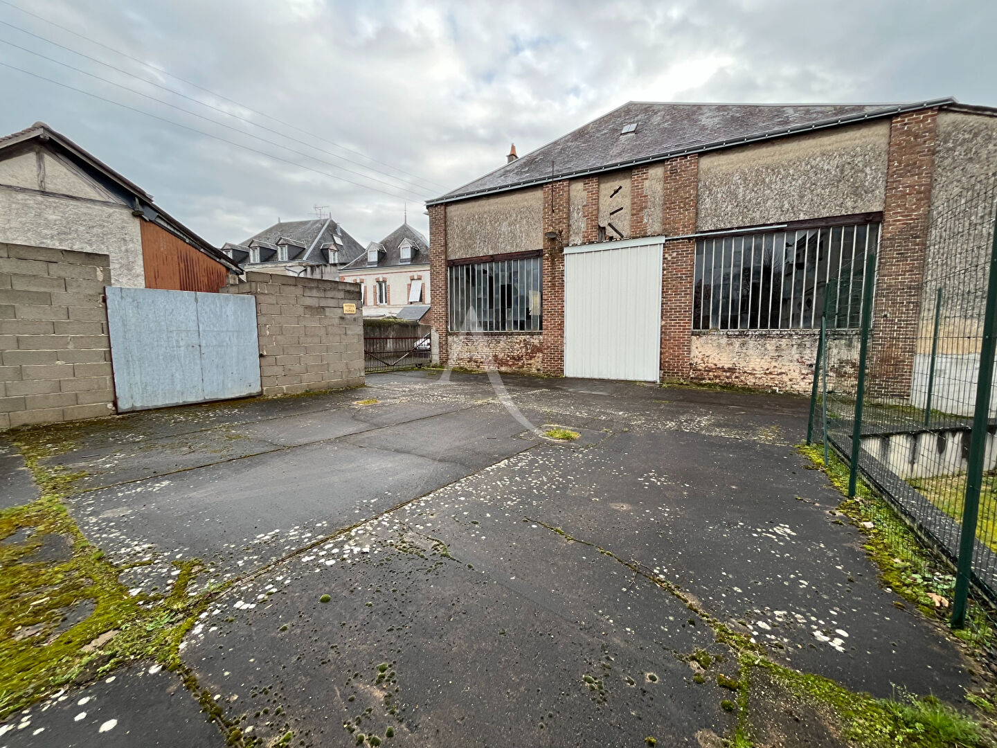 Local d'activit&eacute; CHATEAU RENAULT (37110) 570.00 m&sup2;