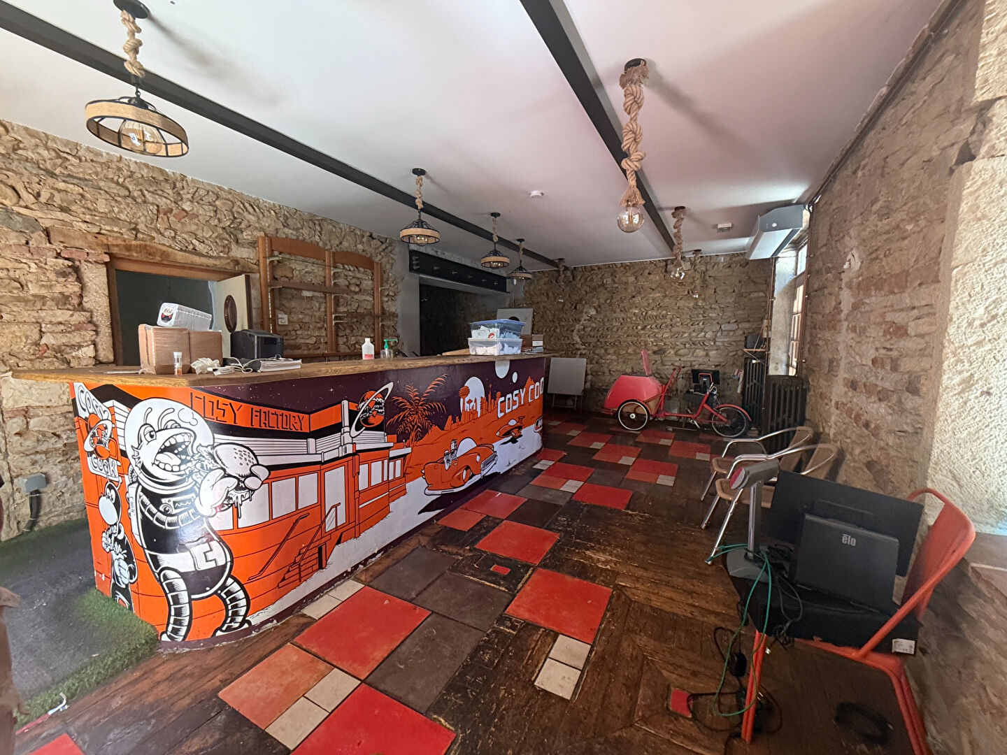 Local commercial BOURG EN BRESSE (01000) 3 pi&egrave;ces 88.00 m&sup2;