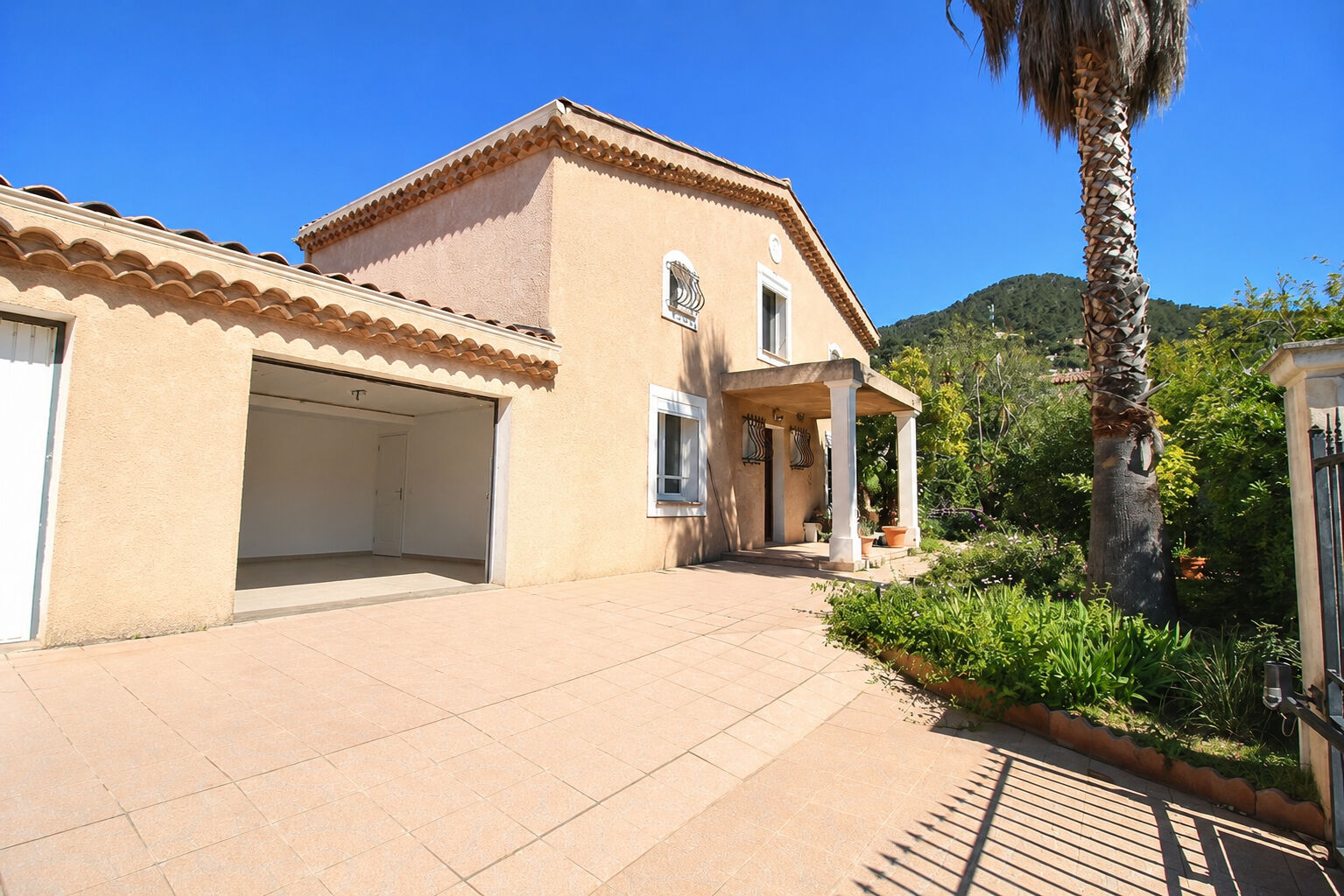 Villa CARQUEIRANNE (83320) 5 pi&egrave;ces 154.00 m&sup2;