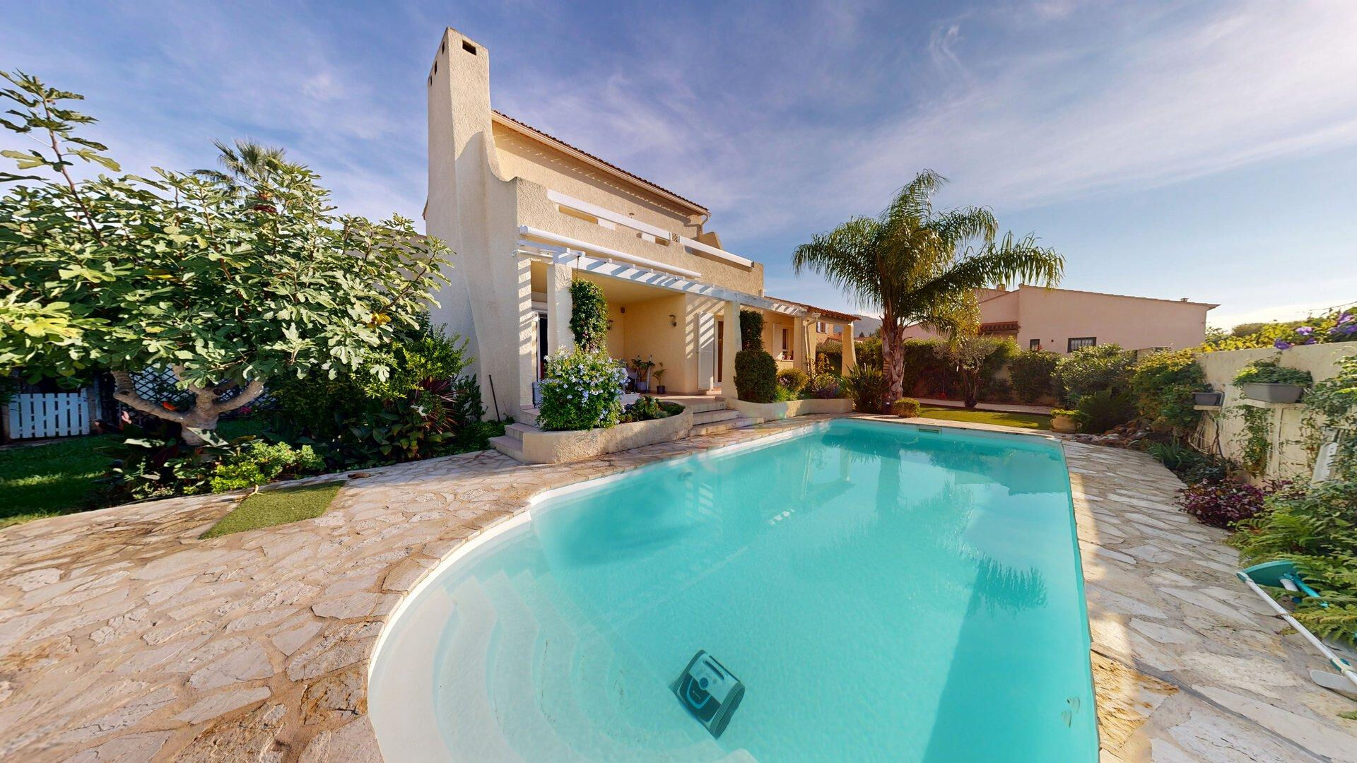 Maison CARQUEIRANNE (83320) 6 pièces 120.00 m²
