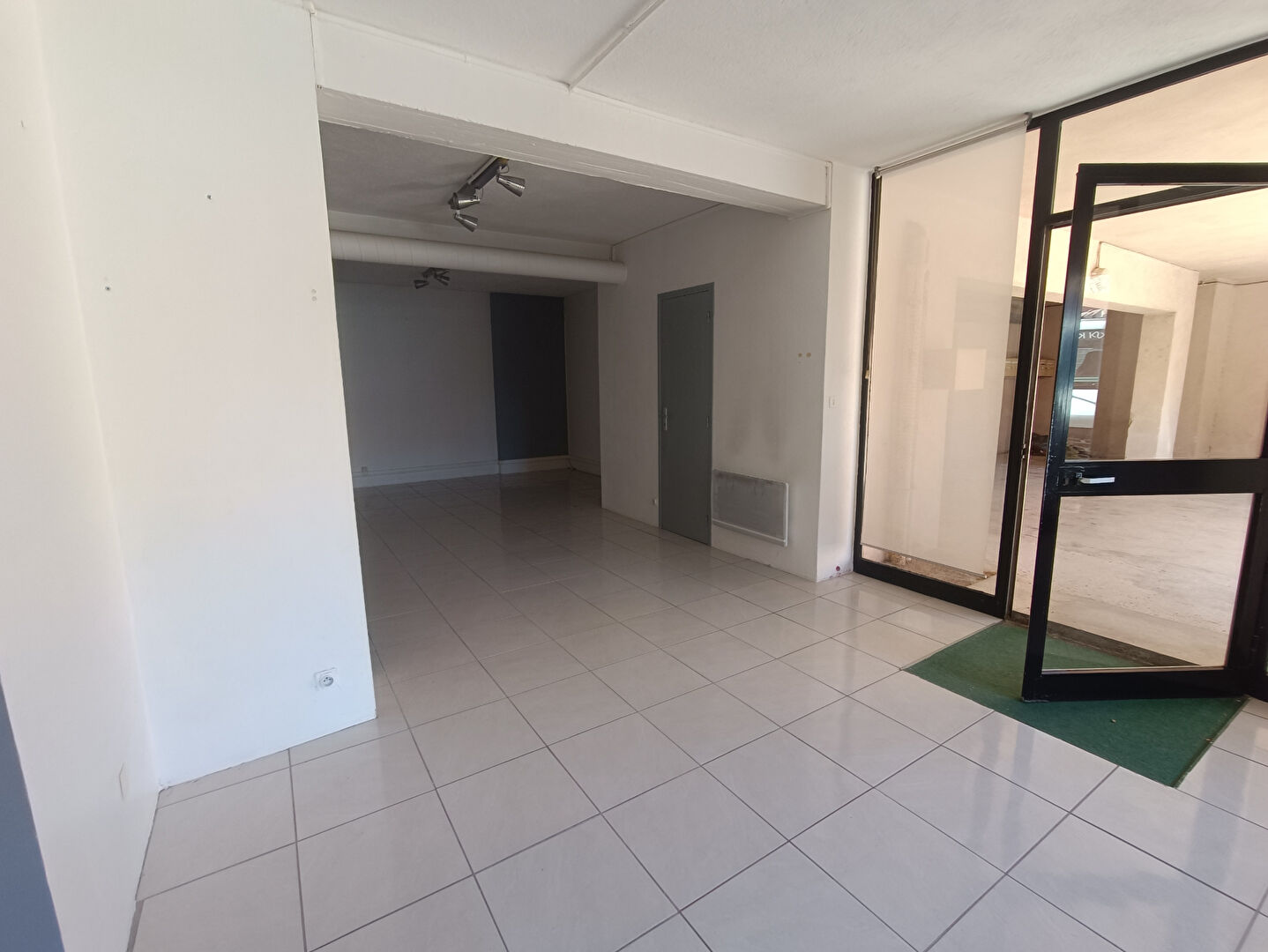 Local commercial CARQUEIRANNE (83320) 1 pi&egrave;ce 37.55 m&sup2;