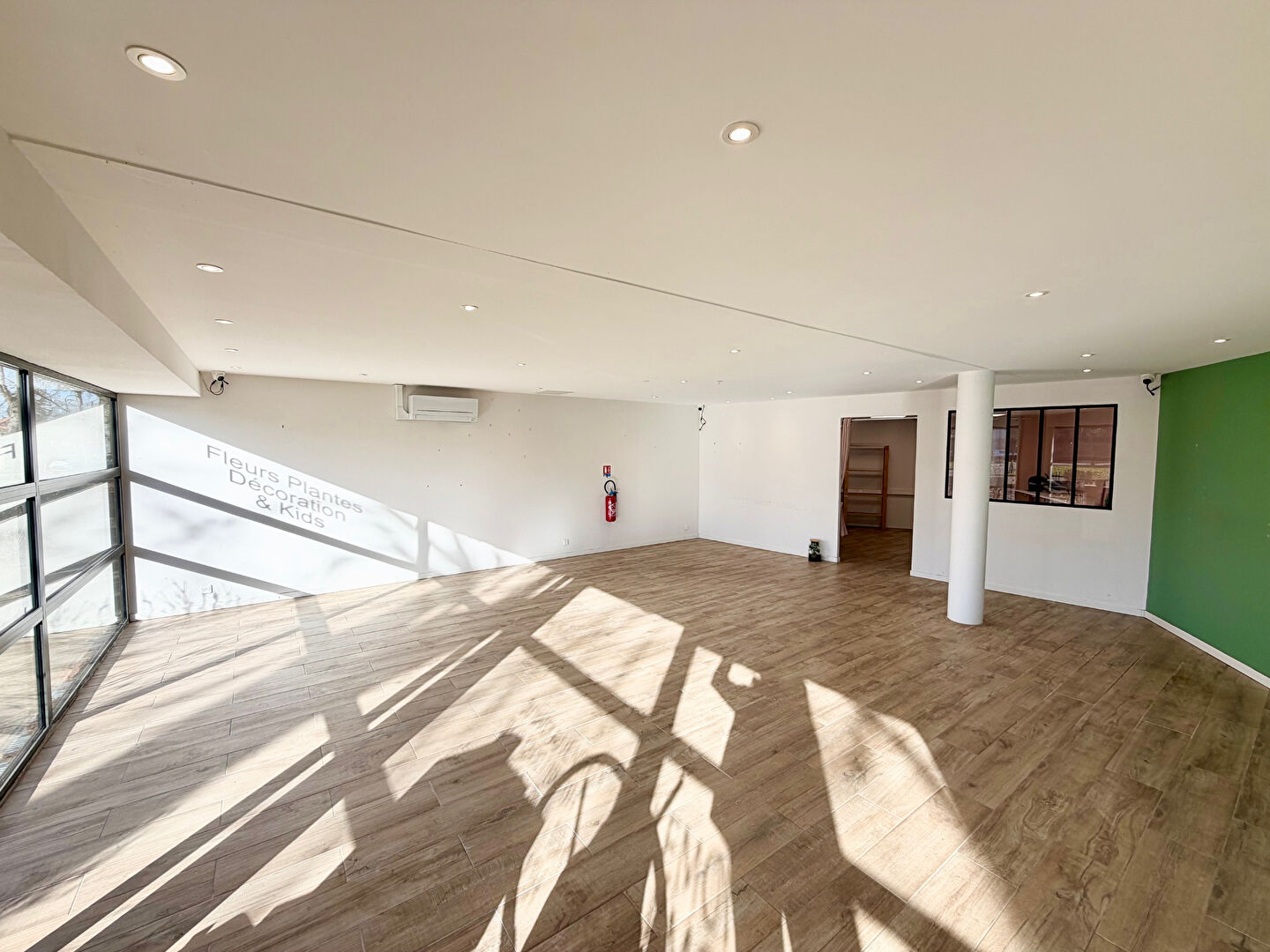 Local commercial GRATENTOUR (31150) 2 pi&egrave;ces 93.00 m&sup2;