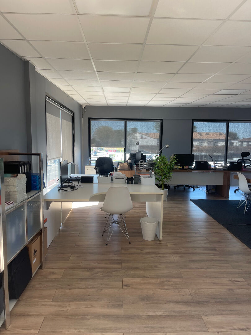 Local commercial FONBEAUZARD (31140) 105.77 m&sup2;
