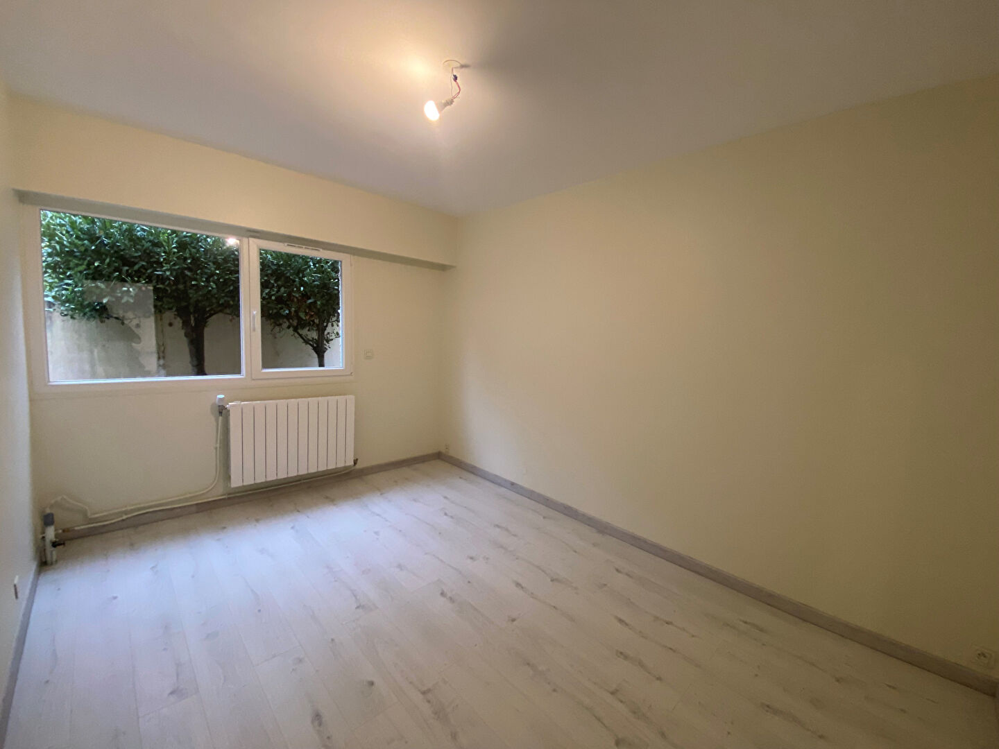 Local commercial FRESNES (94260) 1 pi&egrave;ce 47.65 m&sup2;