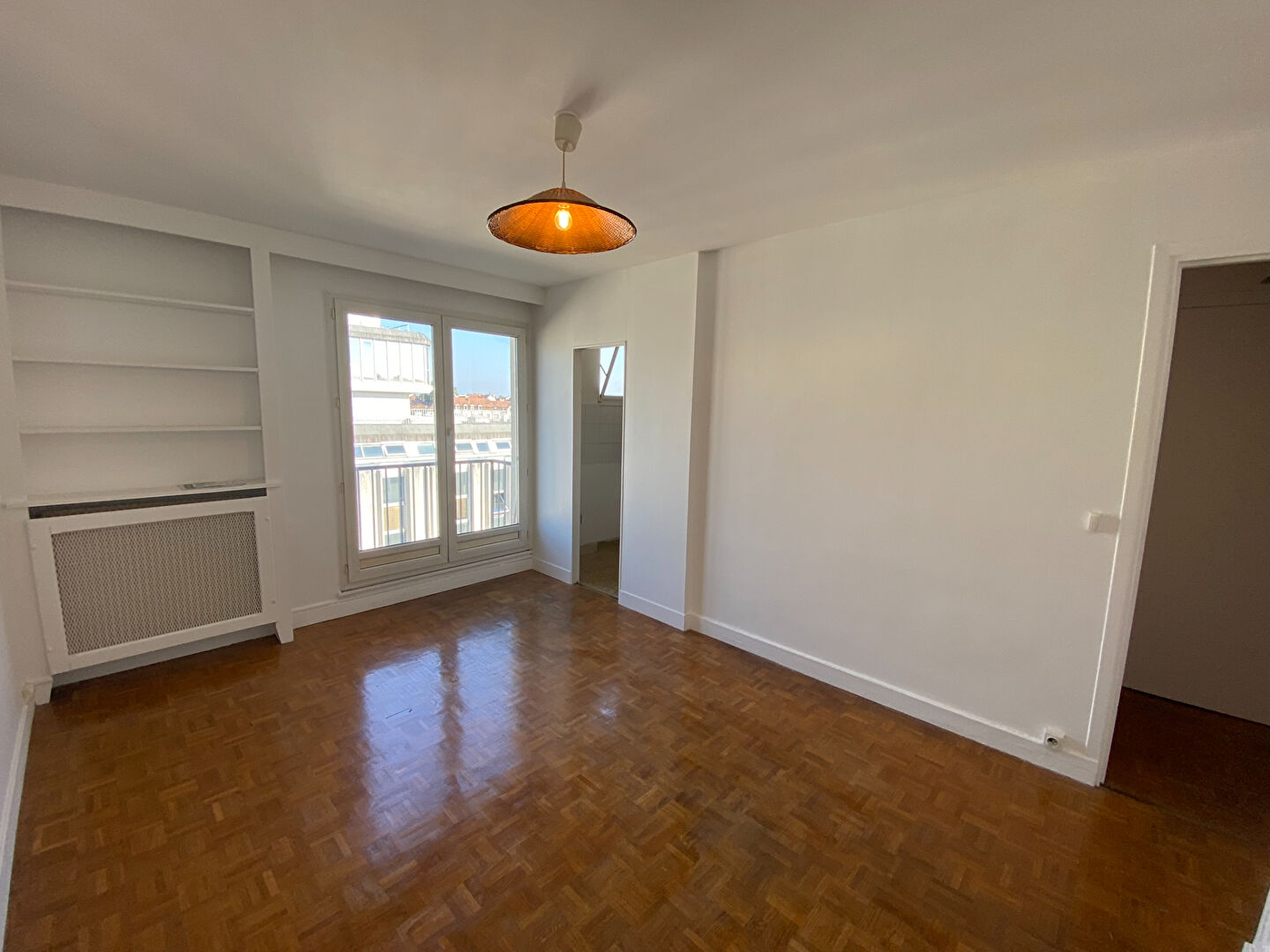 à 3 km de Issy-les-Moulineaux 725 € / mois cc Appartement 1 pièce , 1 chambre 23.42 m² Avec balcon Voir le bien