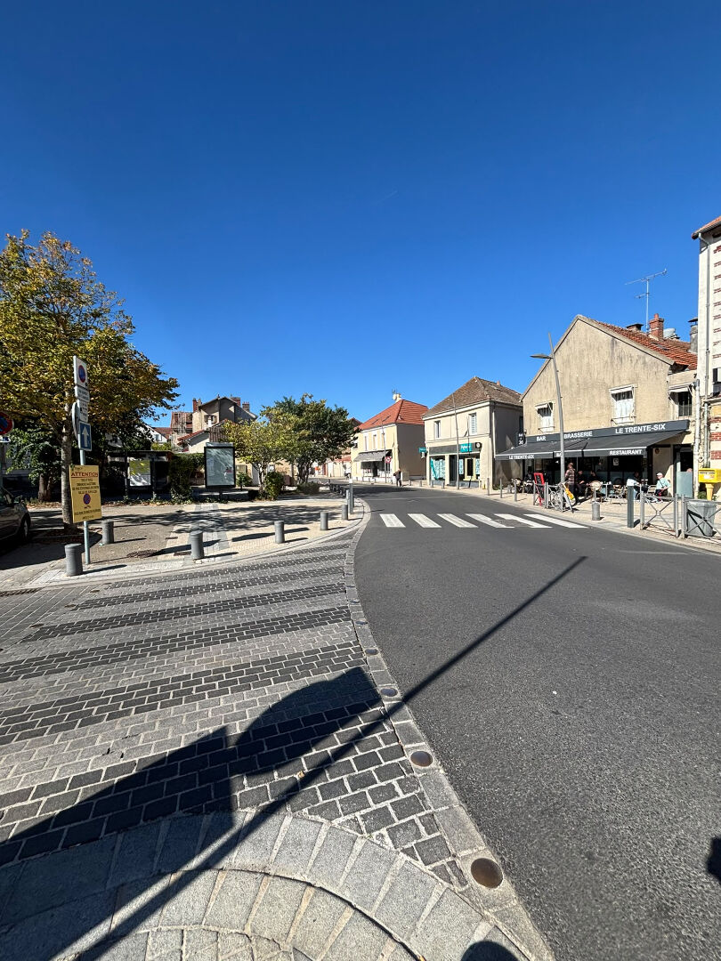 Location local commercial, 82.69m², Torcy - 3 130 € / mois cc
