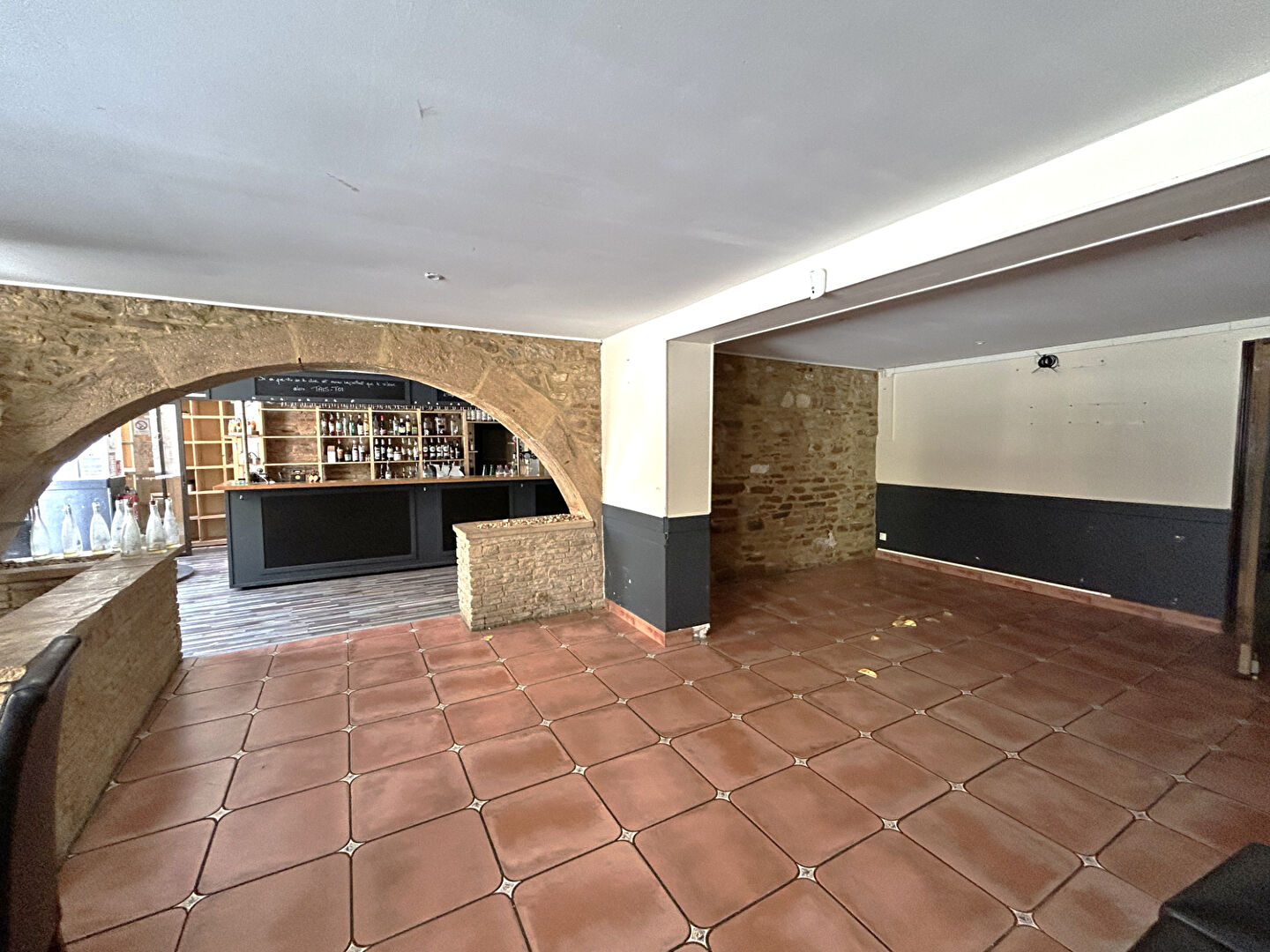 Local commercial MACON (71000) 158.24 m&sup2;