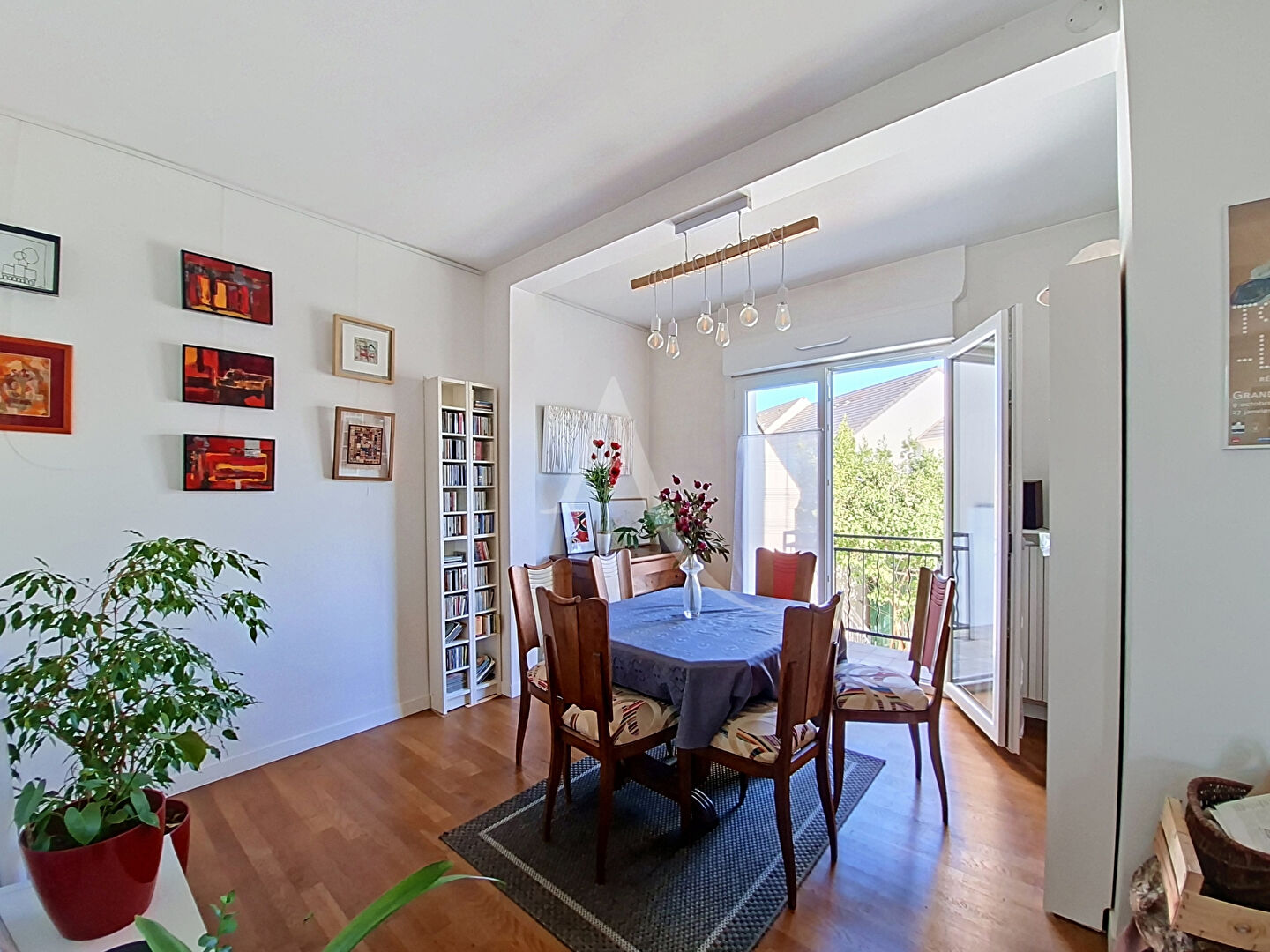 à 8 km de Vélizy-Villacoublay Exclusif 461 100 € Maison 5 pièces , 4 chambres 123.00 m² Avec jardin, terrasse Voir le bien