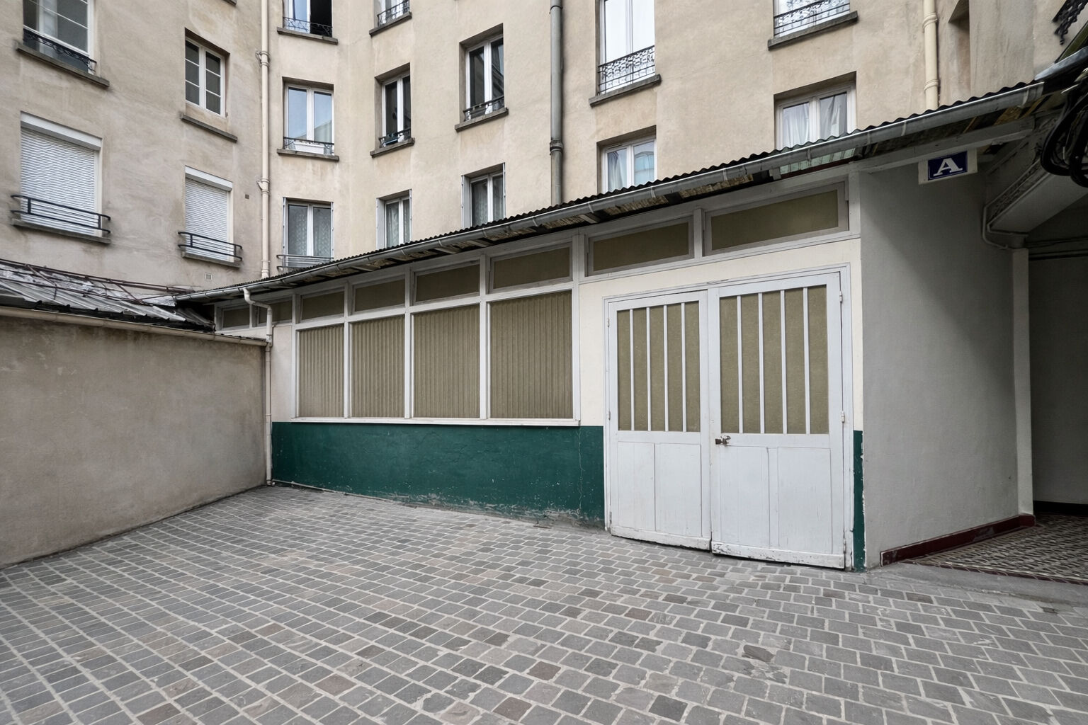 Local commercial PARIS (75011) 1 pi&egrave;ce 101.30 m&sup2;
