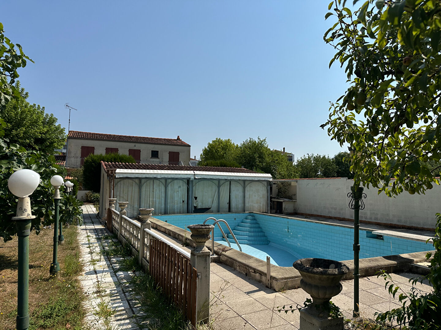 Immeuble ROCHEFORT (17300) 5 pi&egrave;ces 135.88 m&sup2;