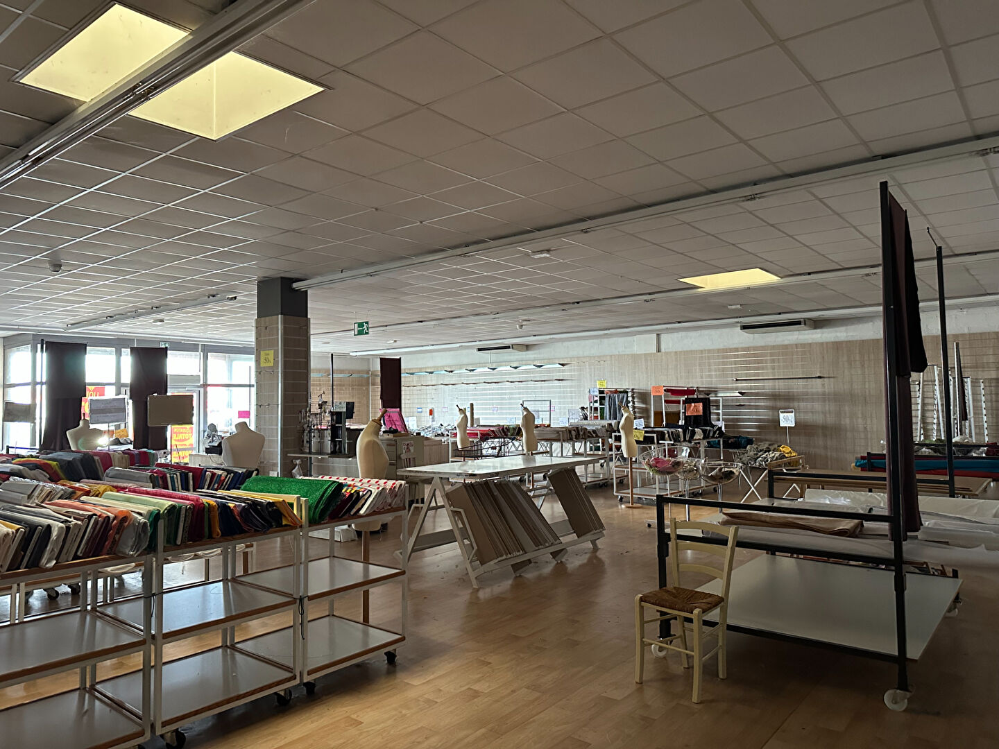 Local commercial ROCHEFORT (17300) 318.00 m&sup2;