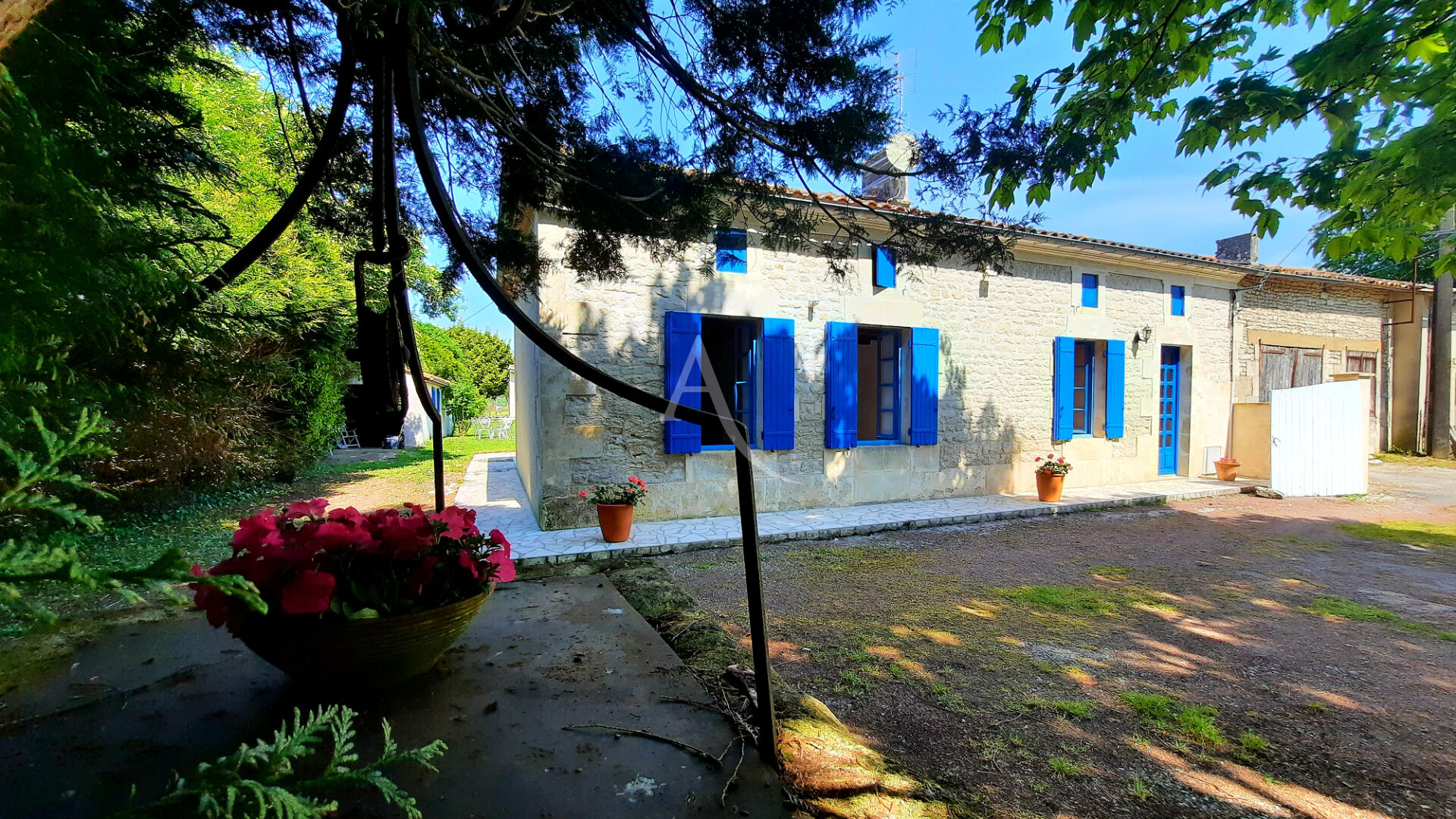 Maison TUGERAS SAINT MAURICE (17130) 5 pièces 136.77 m²