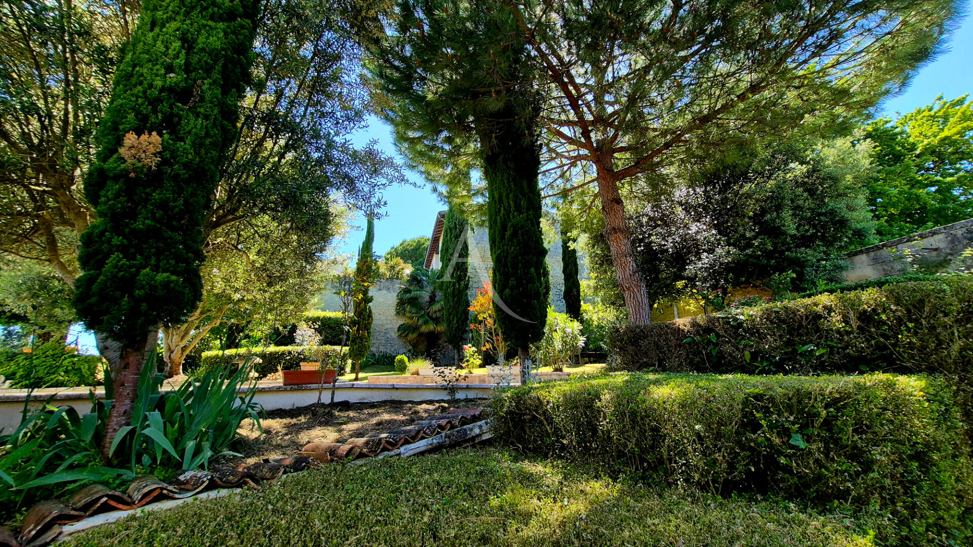 Maison SAINTES (17100) 12 pi&egrave;ces 379.00 m&sup2;