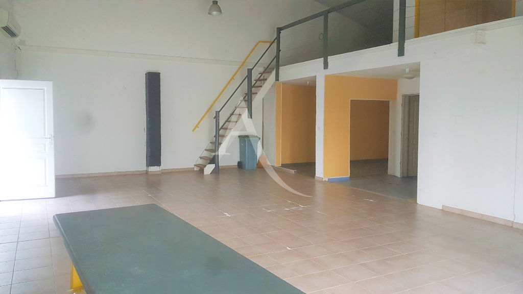 Local commercial SAINTES (17100) 4 pi&egrave;ces 168.00 m&sup2;