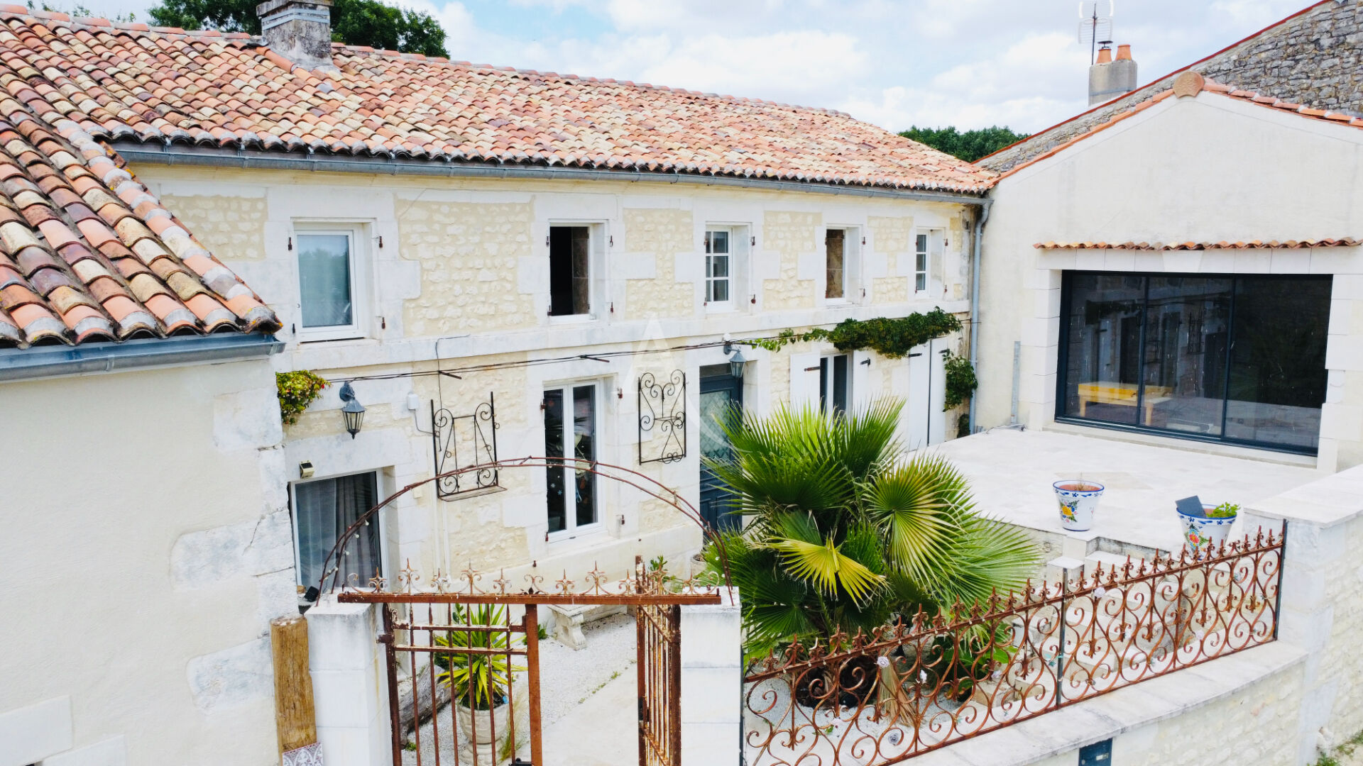 Maison SAINTES (17100) 6 pi&egrave;ces 224.00 m&sup2;