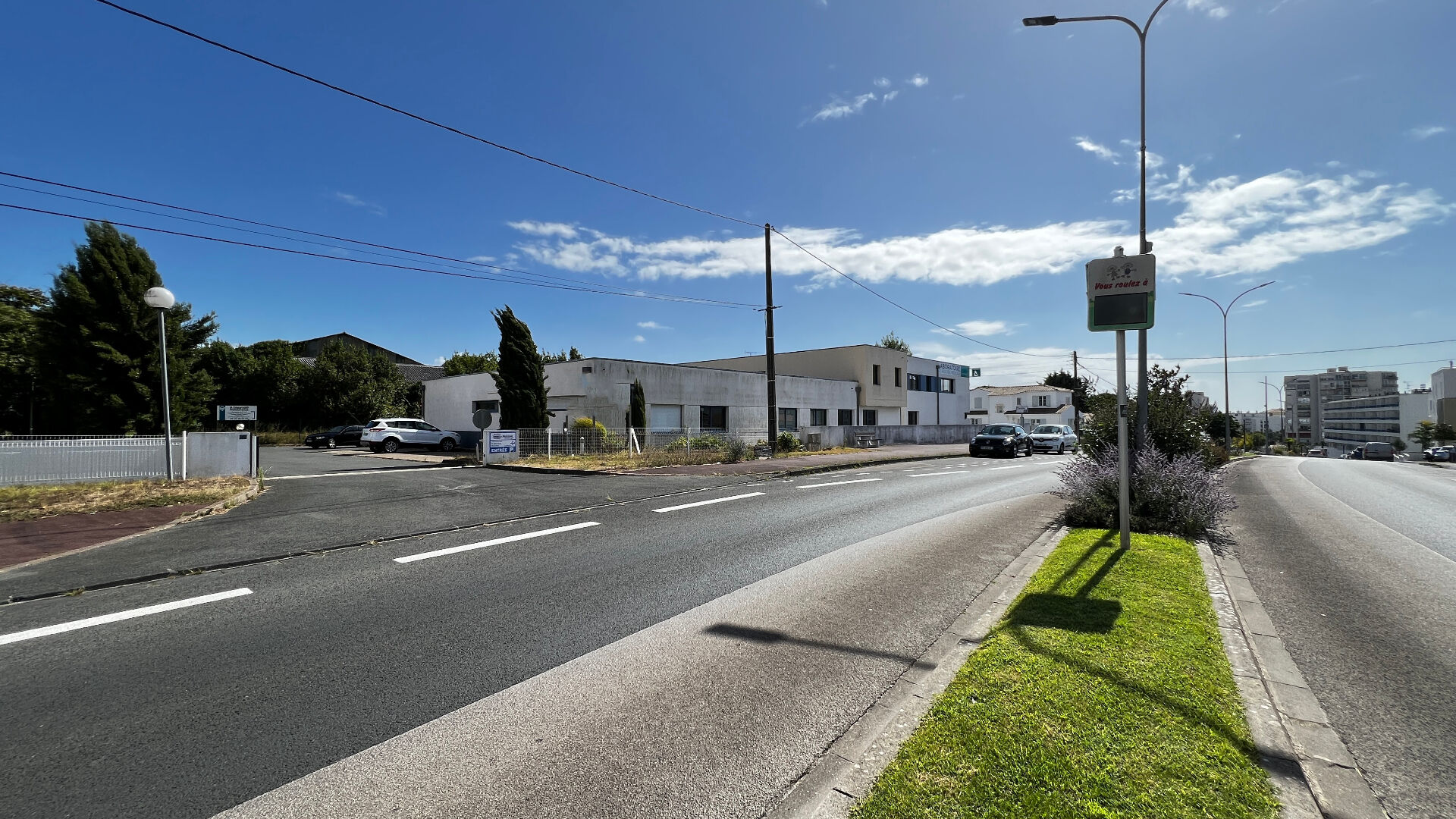 Local commercial ROYAN (17200) 640.00 m&sup2;