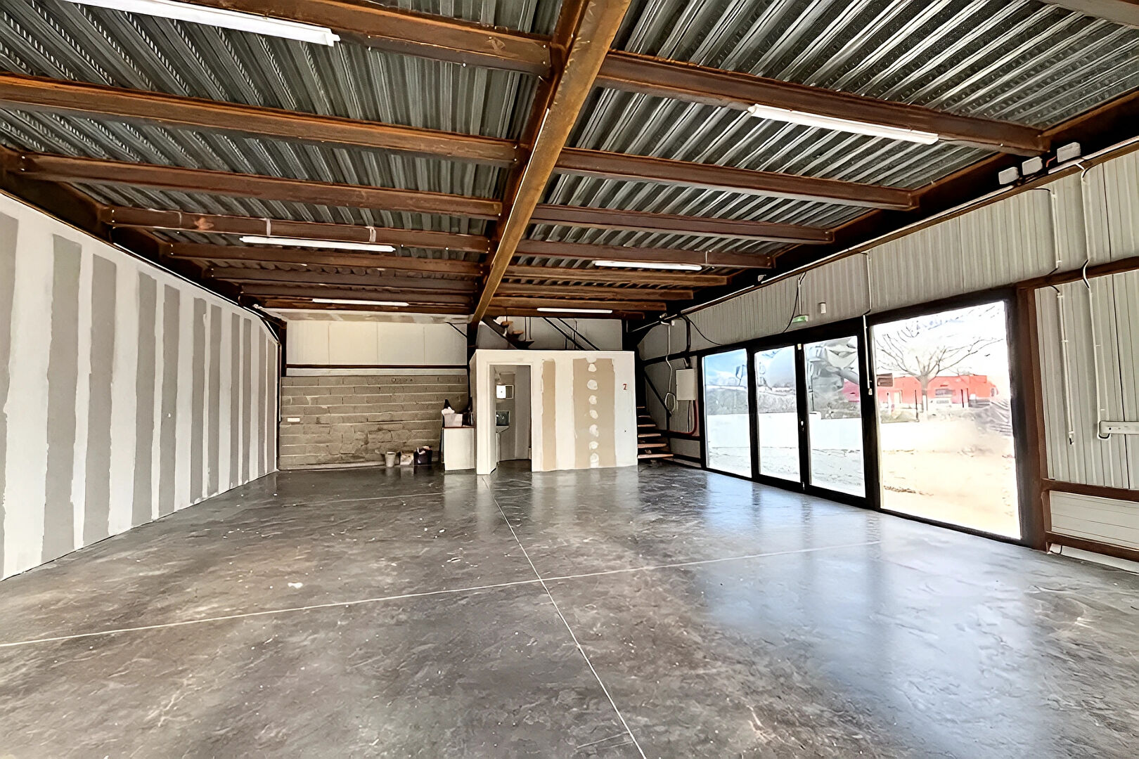 Local commercial Vestric et Candiac (30600) 3 pi&egrave;ces 300.00 m&sup2;