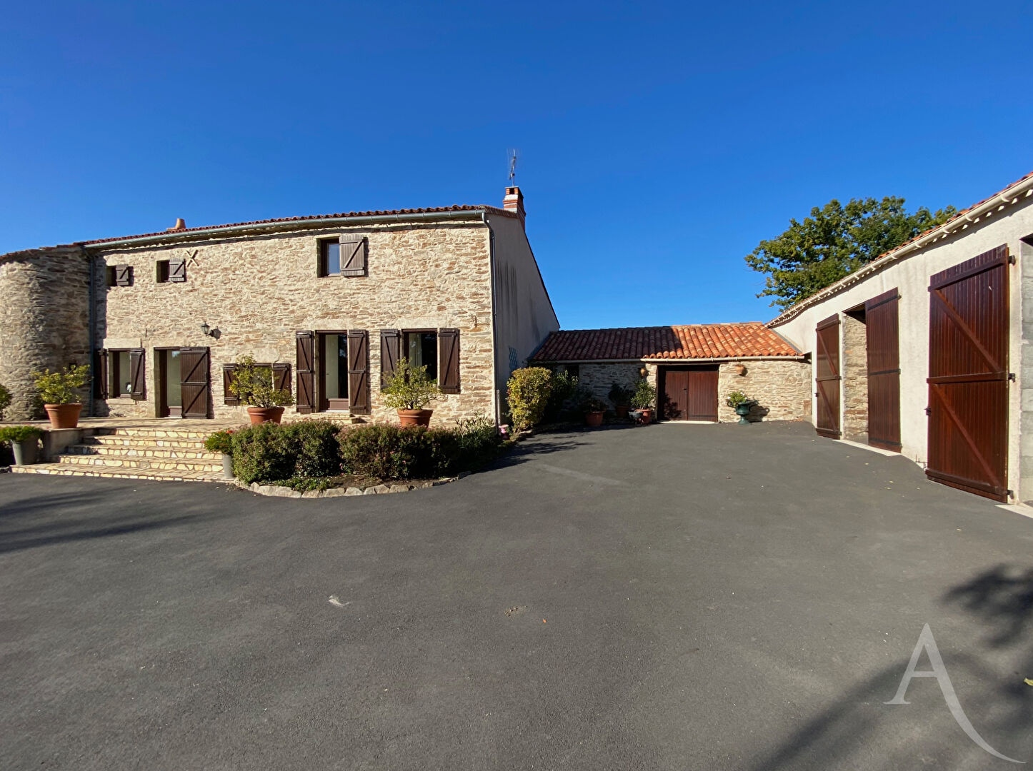 Maison MONTAIGU VENDEE (85600) 8 pi&egrave;ces 241.00 m&sup2;