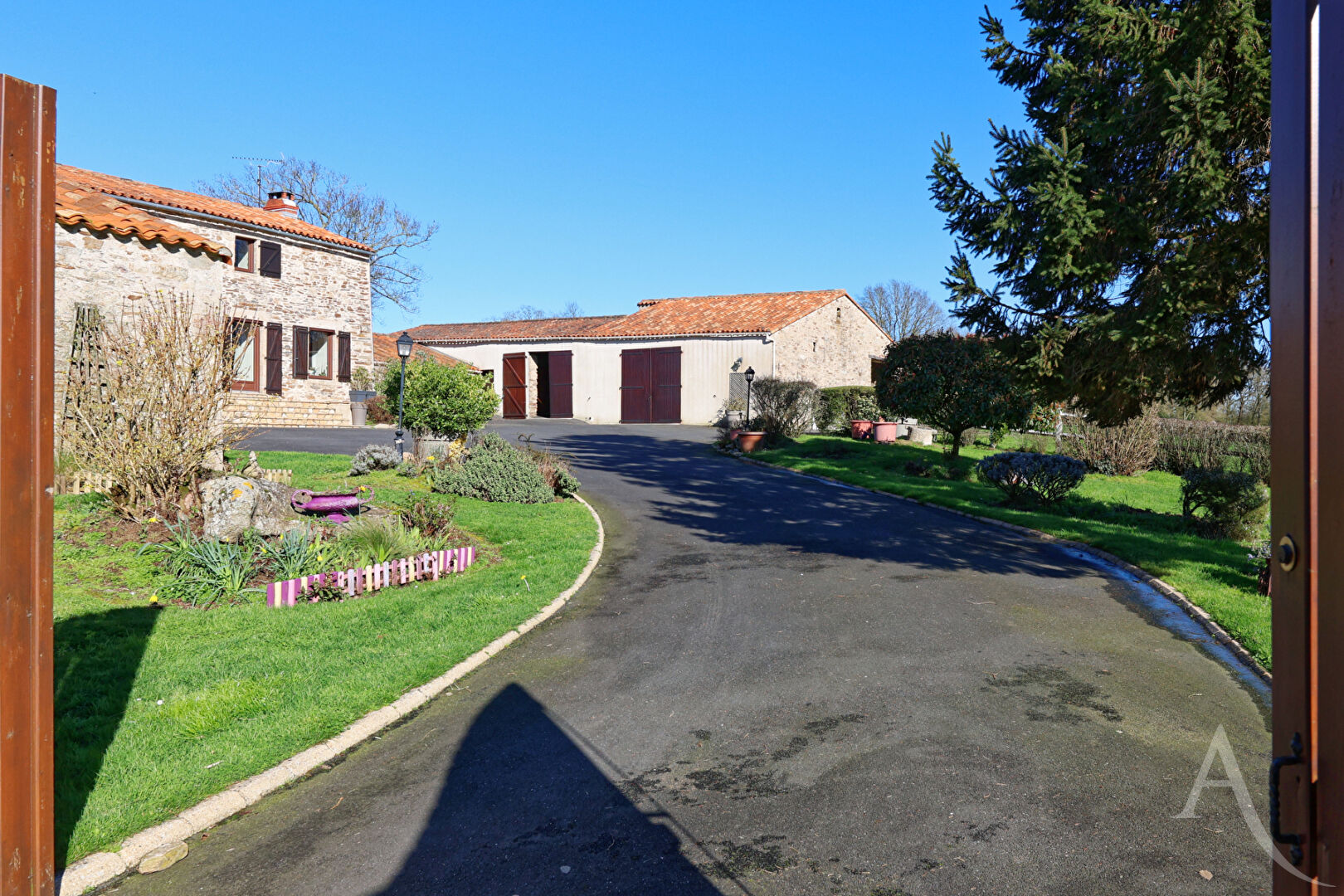 Maison MONTAIGU VENDEE (85600) 8 pi&egrave;ces 241.00 m&sup2;