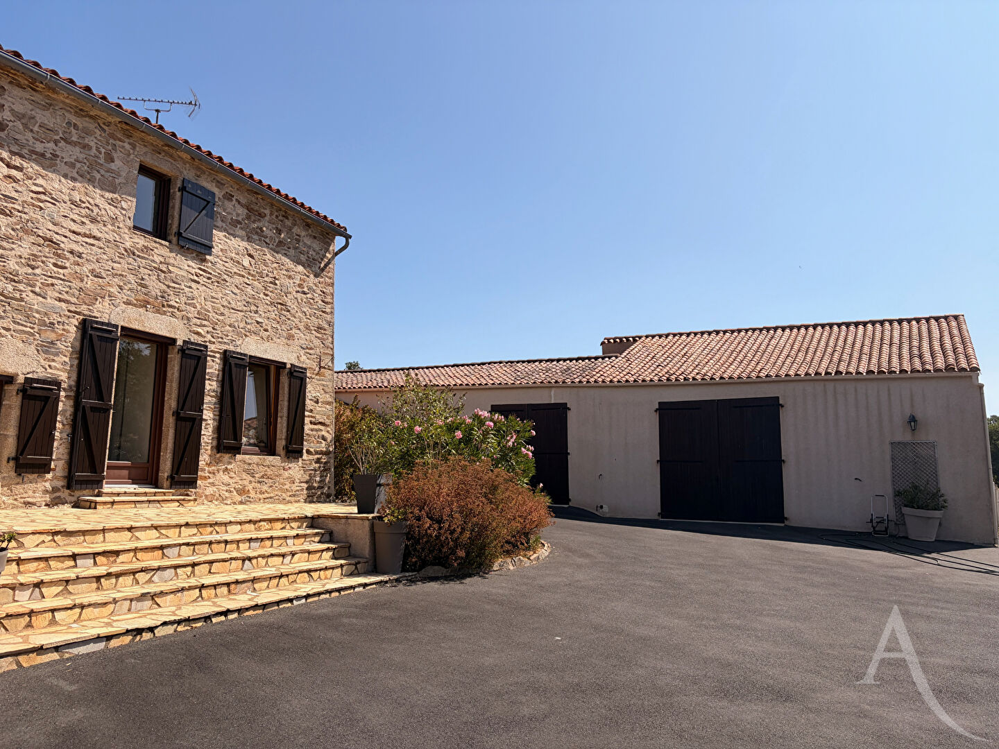 Maison MONTAIGU VENDEE (85600) 8 pi&egrave;ces 241.00 m&sup2;
