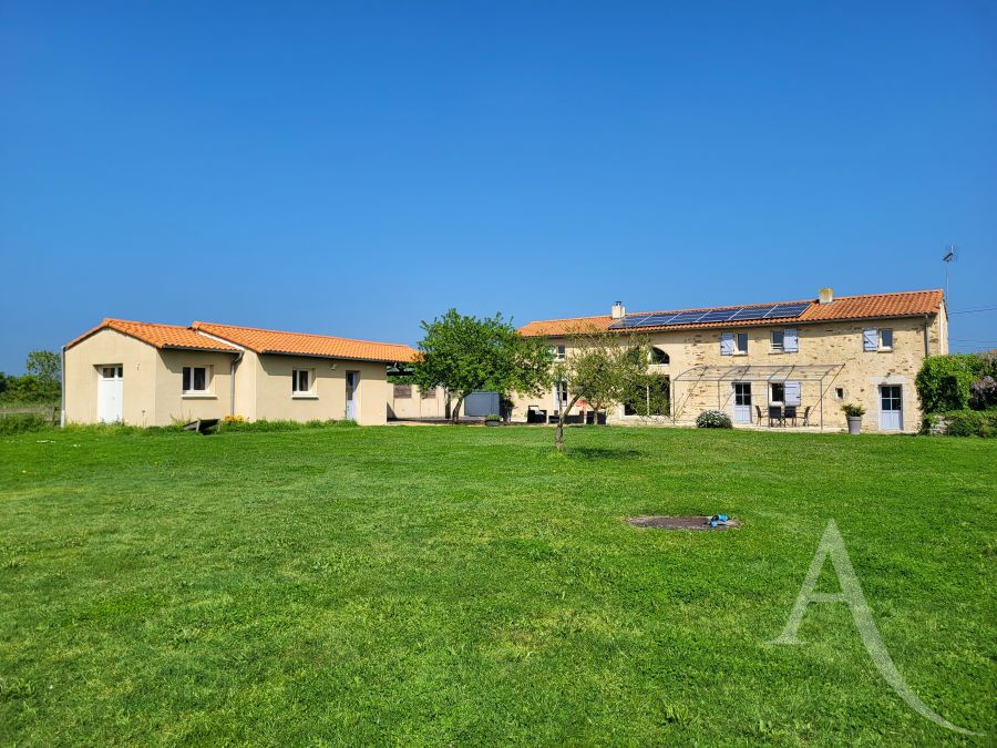 Maison TREIZE SEPTIERS (85600) 9 pi&egrave;ces 216.00 m&sup2;