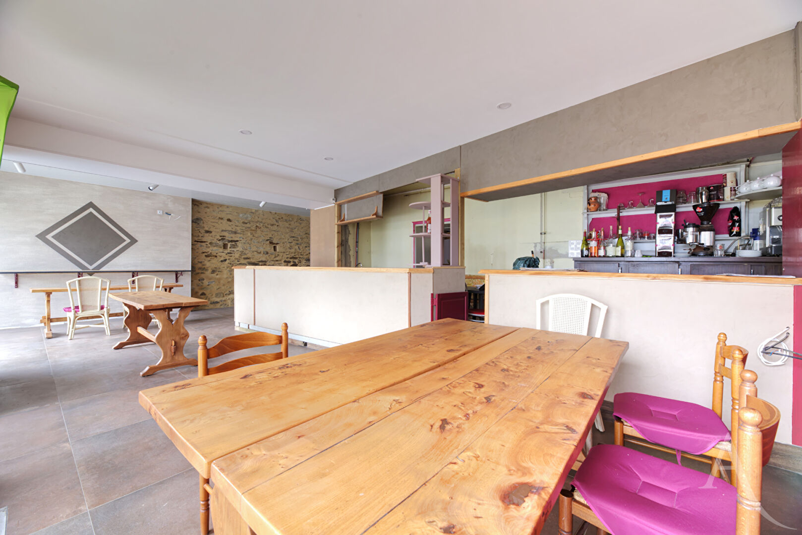 Local commercial CHAUCHE (85140) 7 pi&egrave;ces 208.00 m&sup2;