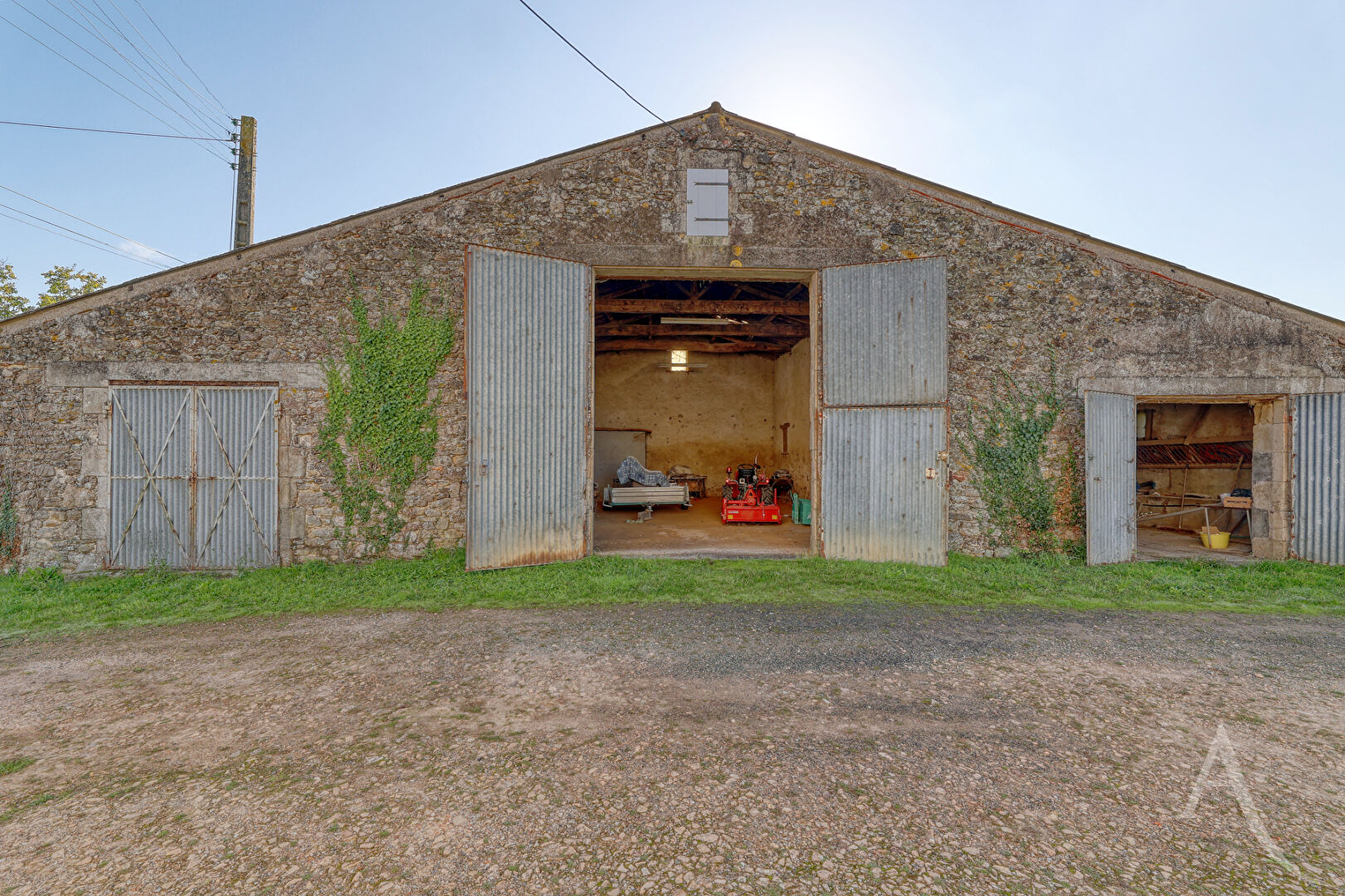 Maison saint ETIENNE DU BOIS (85670) 3 pièces 220.00 m²