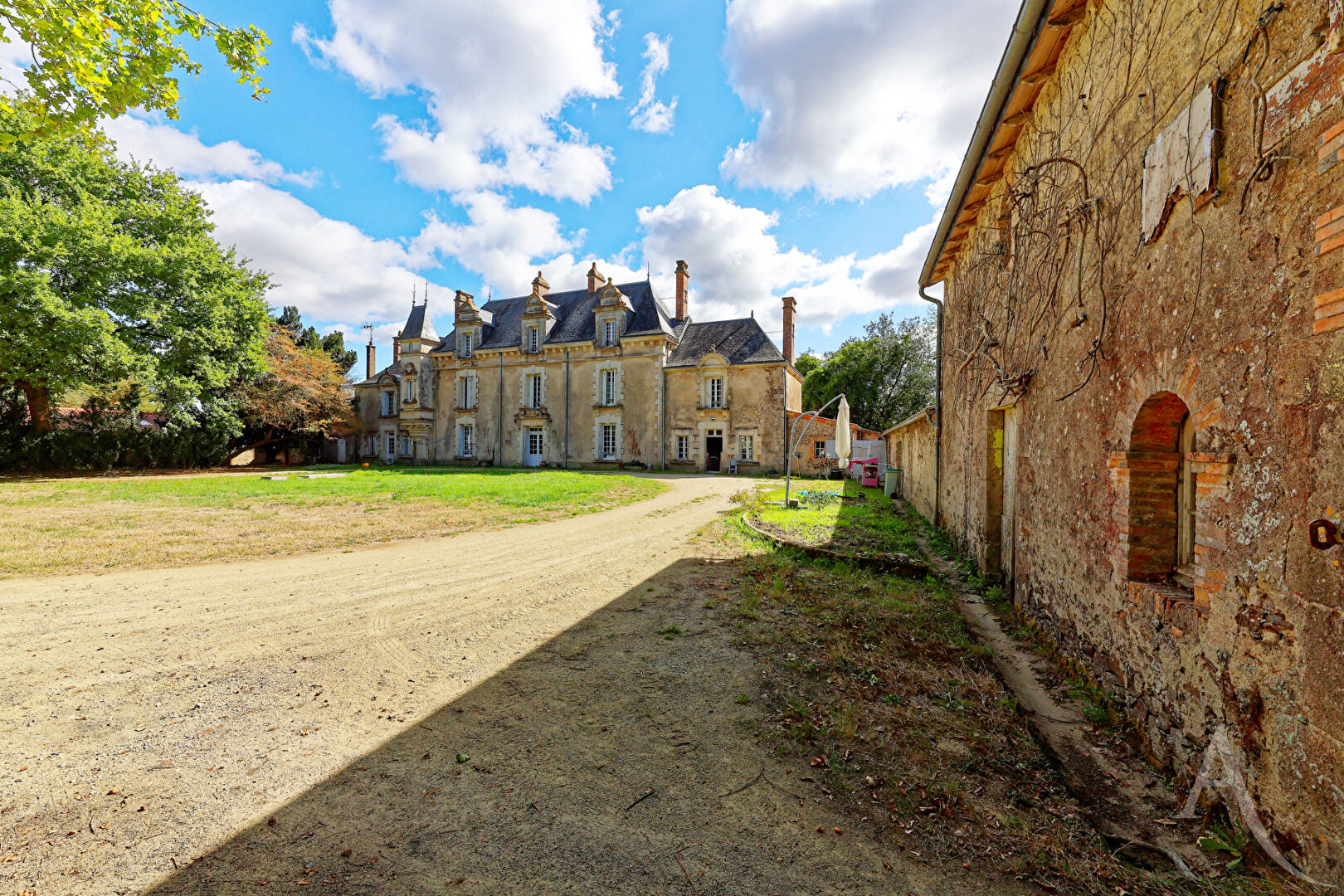 Maison ROCHESERVIERE (85620) 12 pi&egrave;ces 400.00 m&sup2;