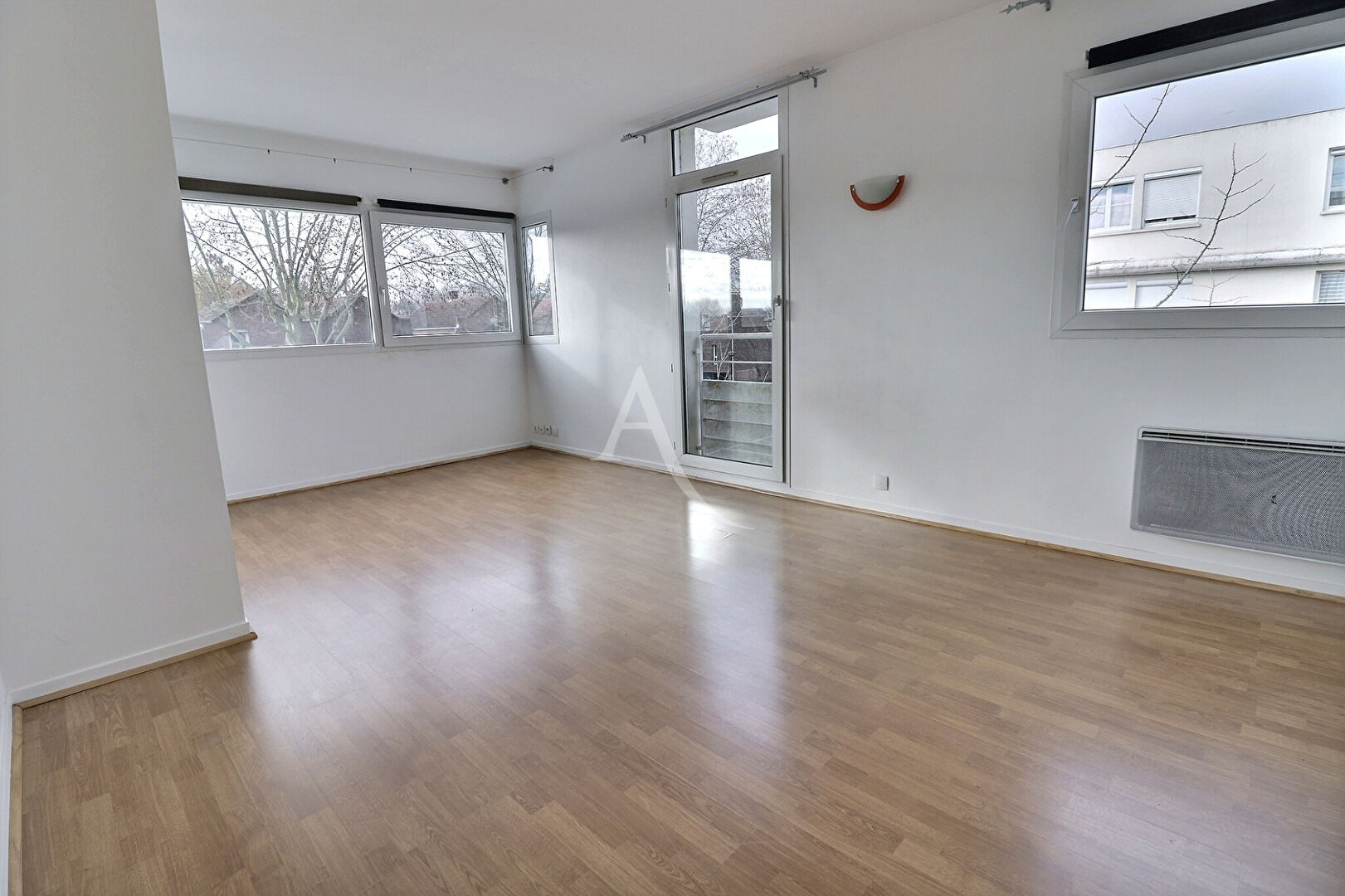 Appartement MONTIGNY LE BRETONNEUX (78180) 1 pièce 30.00 m²