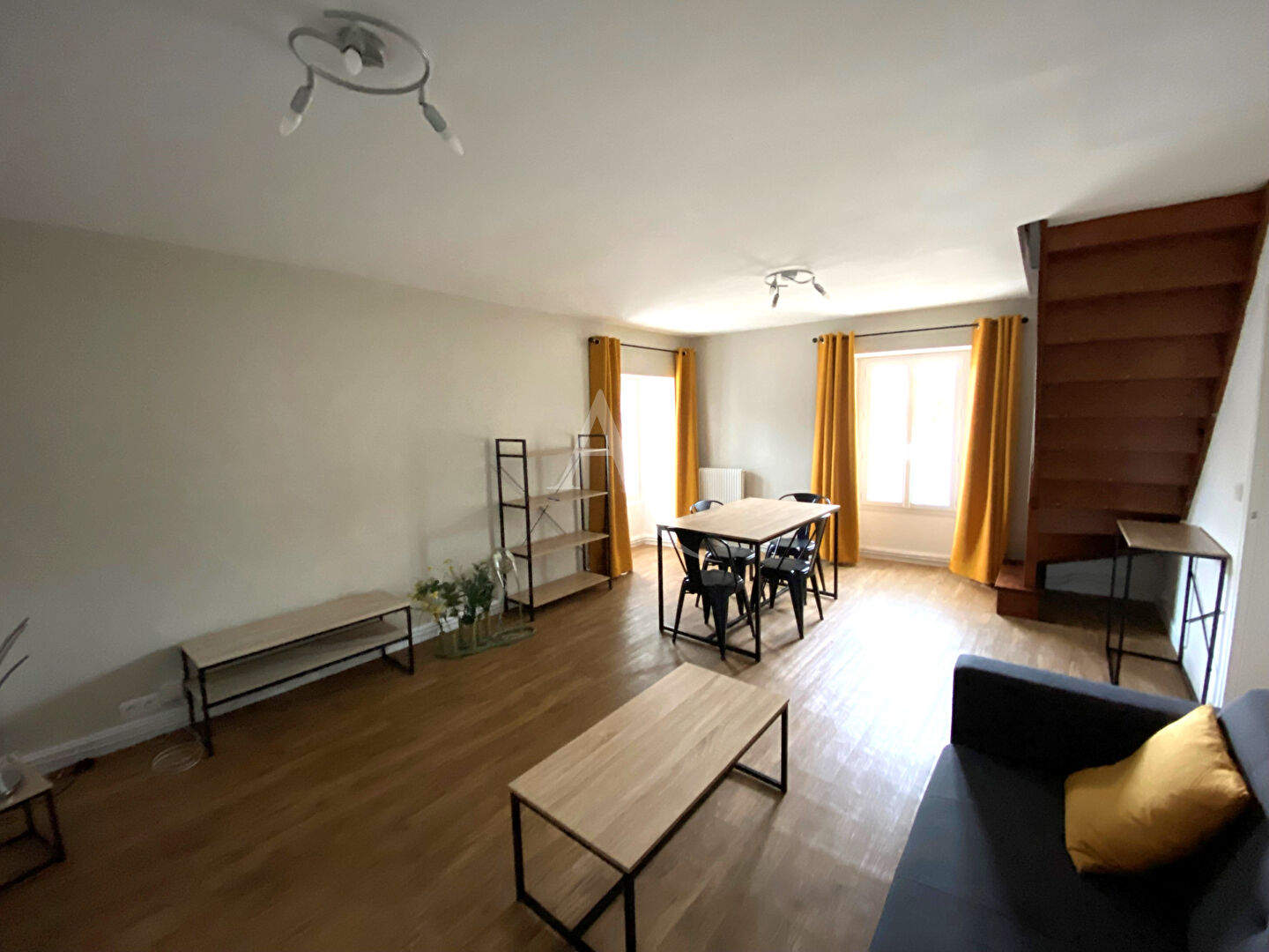 Le Mesnil-Saint-Denis (78) Exclusif 900 € / mois cc Appartement 2 pièces , 1 chambre 54.00 m² Voir le bien
