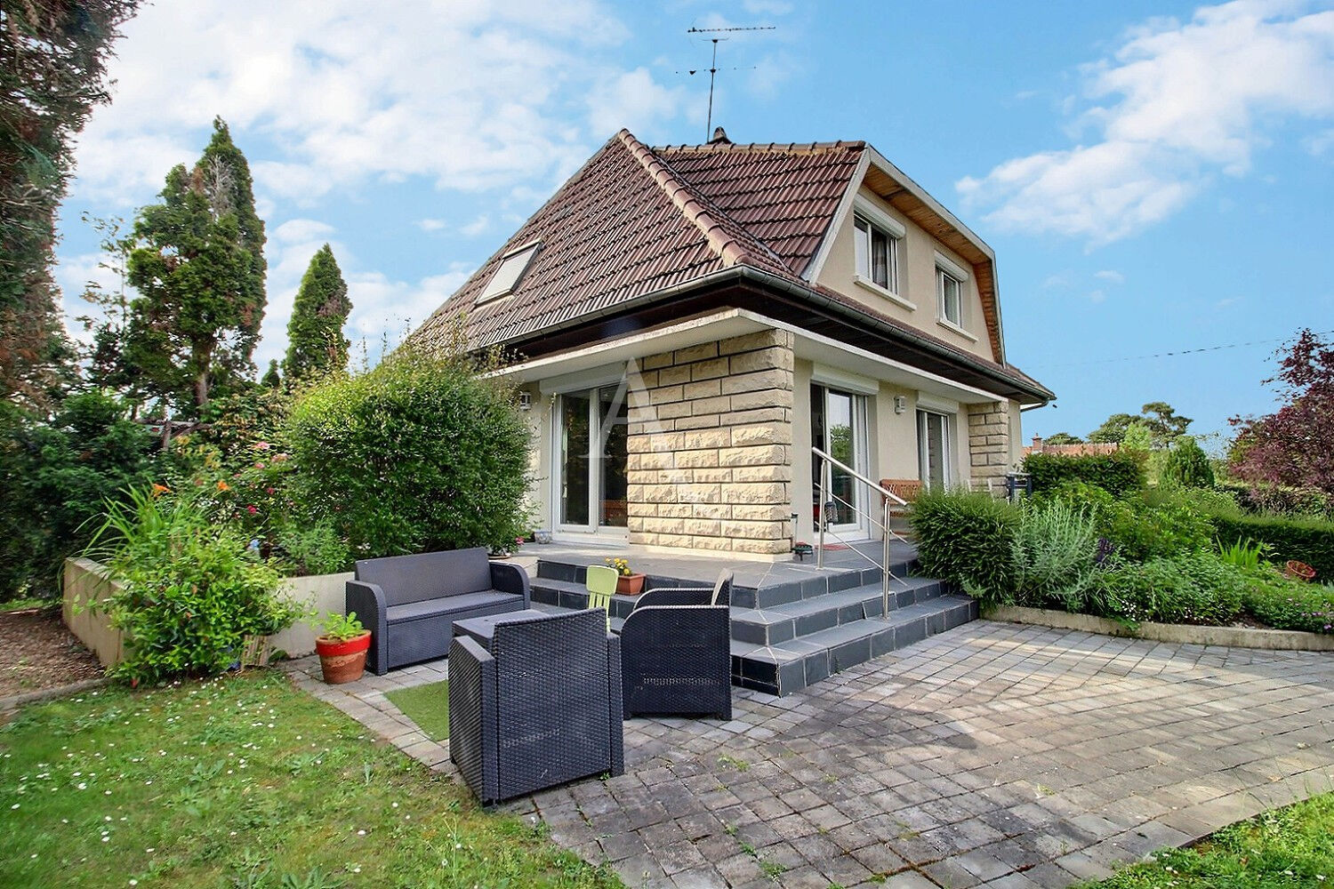 à 10 km de Guyancourt 405 000 € Maison 5 pièces , 3 chambres 113.00 m² Voir le bien