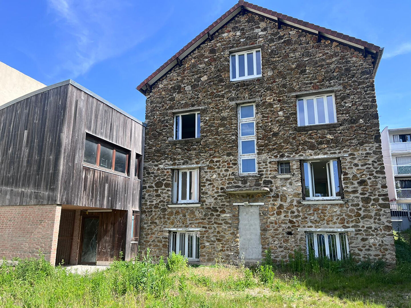 à 5 km de Bobigny 1 195 000 € Maison 11 pièces , 8 chambres 201.00 m² Avec jardin Voir le bien