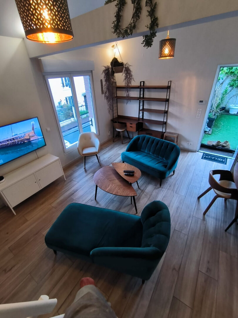 Montreuil (93) 1 810 € / mois cc Appartement 3 pièces , 2 chambres 64.21 m² Meublé Avec jardin, garage/box Voir le bien
