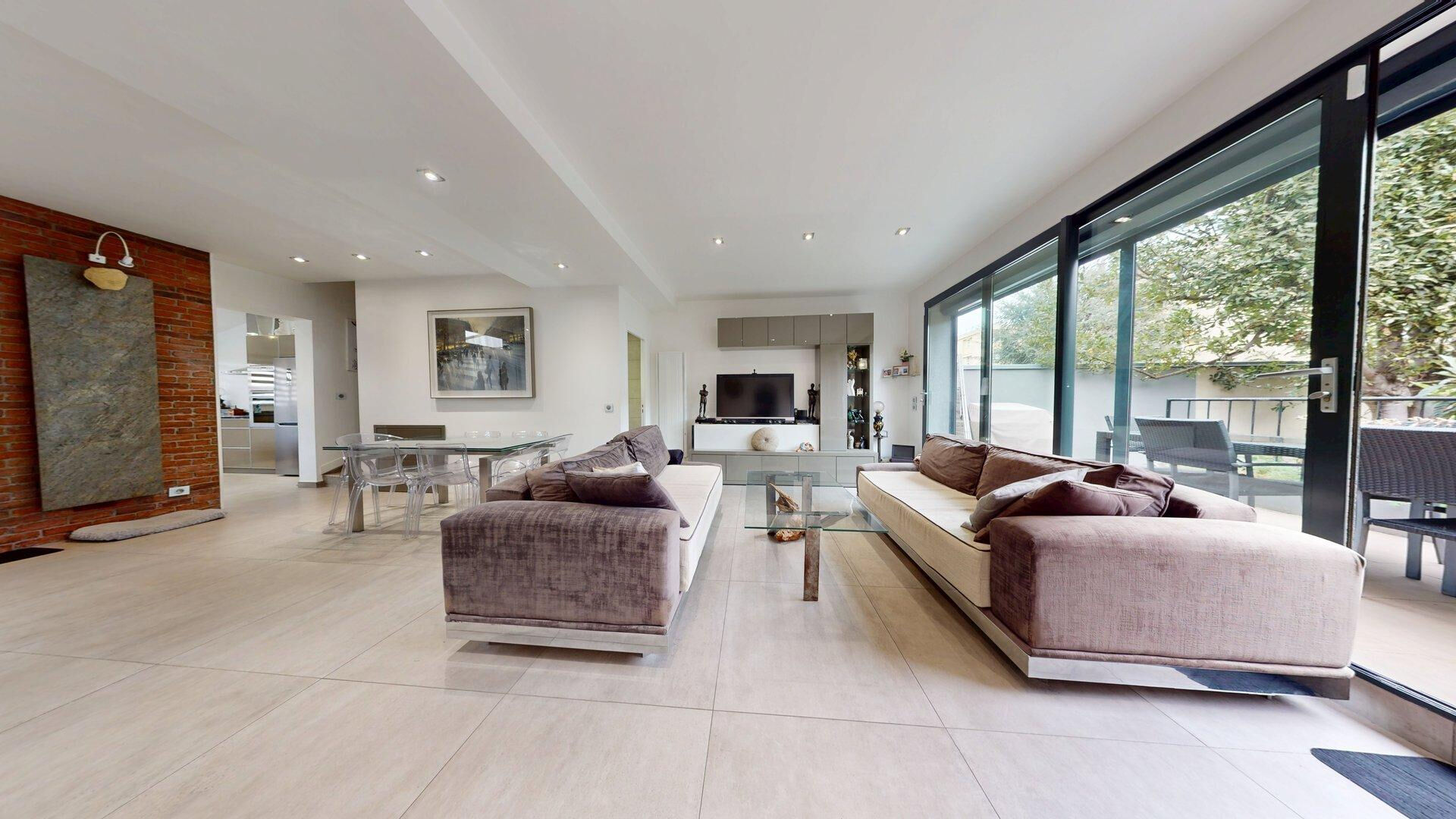 Vitry-sur-Seine (94) 550 000 € Maison 5 pièces , 3 chambres 104.00 m² Avec jardin, terrasse