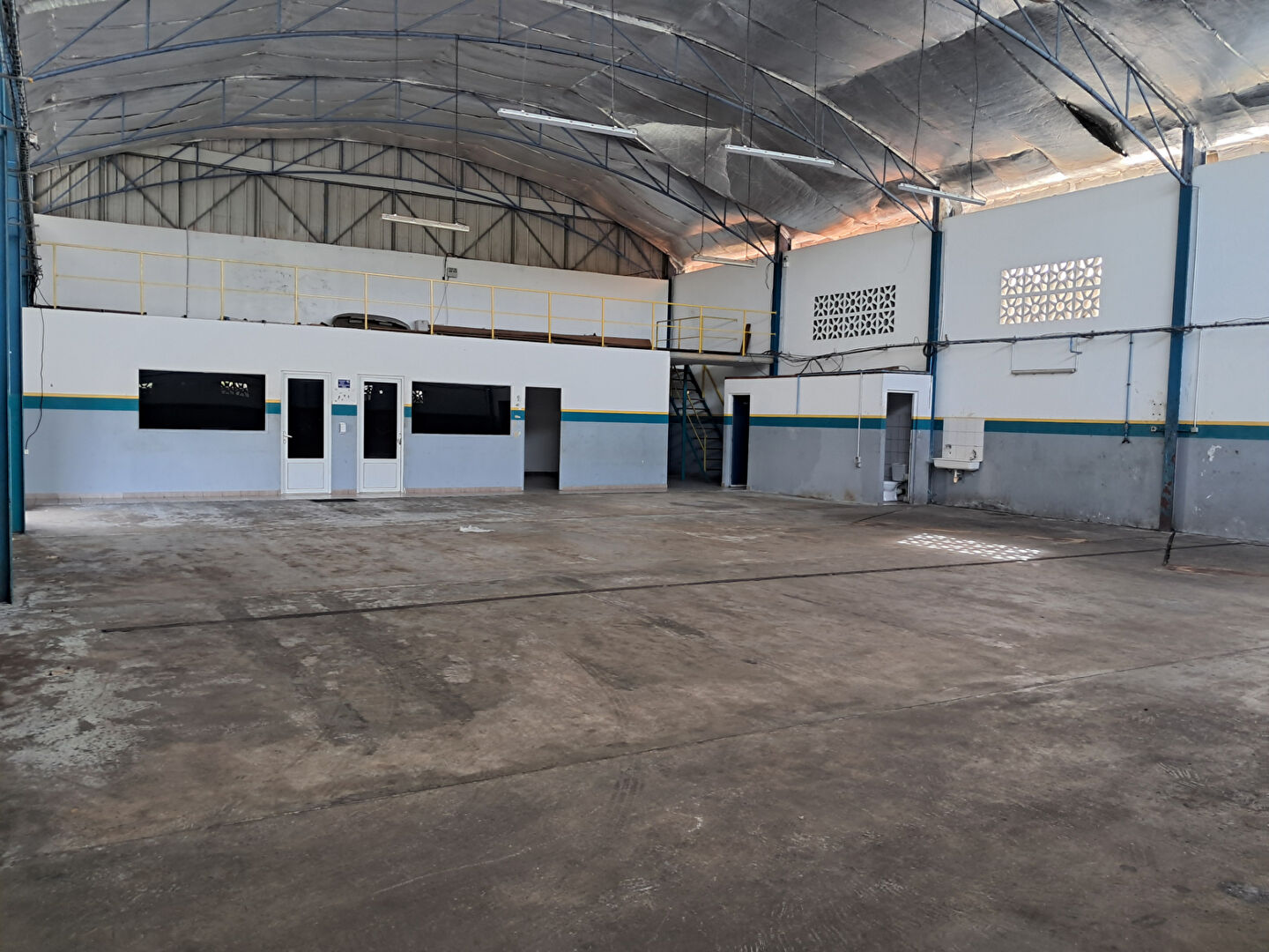 Local d'activité CAYENNE (97300) 6 pièces 410.00 m²