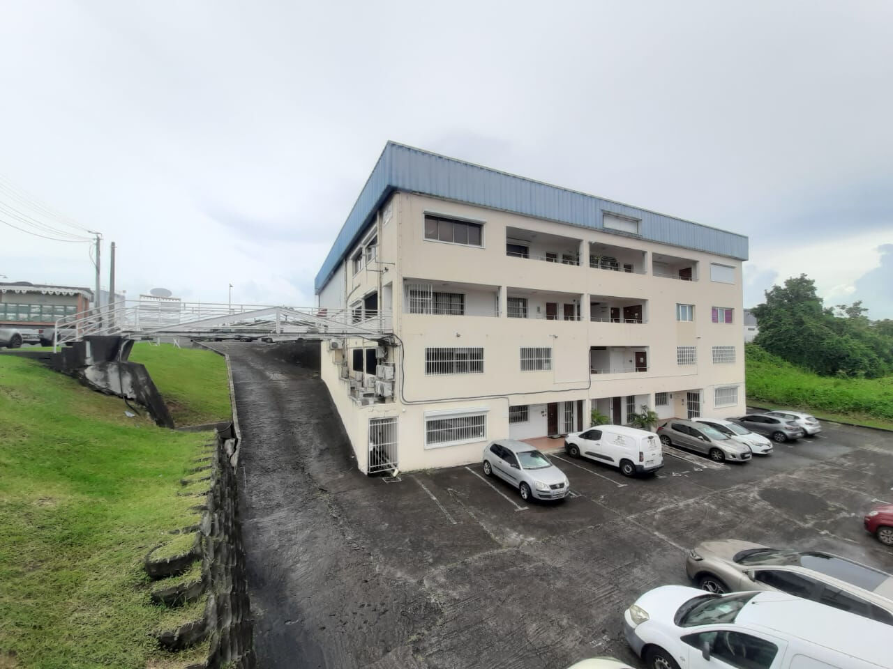 Bureaux LE LAMENTIN (97232) 4 pièces 123.00 m²